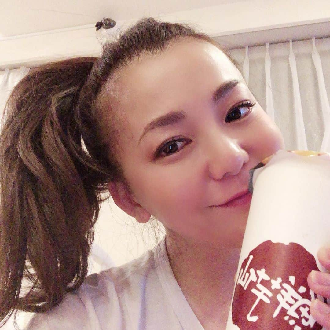 華原朋美のインスタグラム：「さっきタピオカホットを見つけて飲みながら帰ってきました♡ コールドと違ってホットも美味しい♡ #華原朋美　#たぴおか #ホットタピオカ　#美味しい」