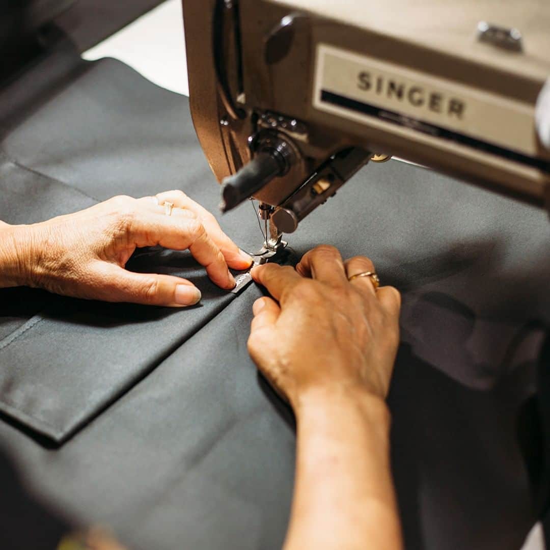 のインスタグラム：「It takes a unique set of skills to work with our Oilskin fabrication. With years of experience, our craftsmen in Queensland, Australia are experts in their field. Find out more about our fabrications and shop our Heritage Collection via link in bio.」