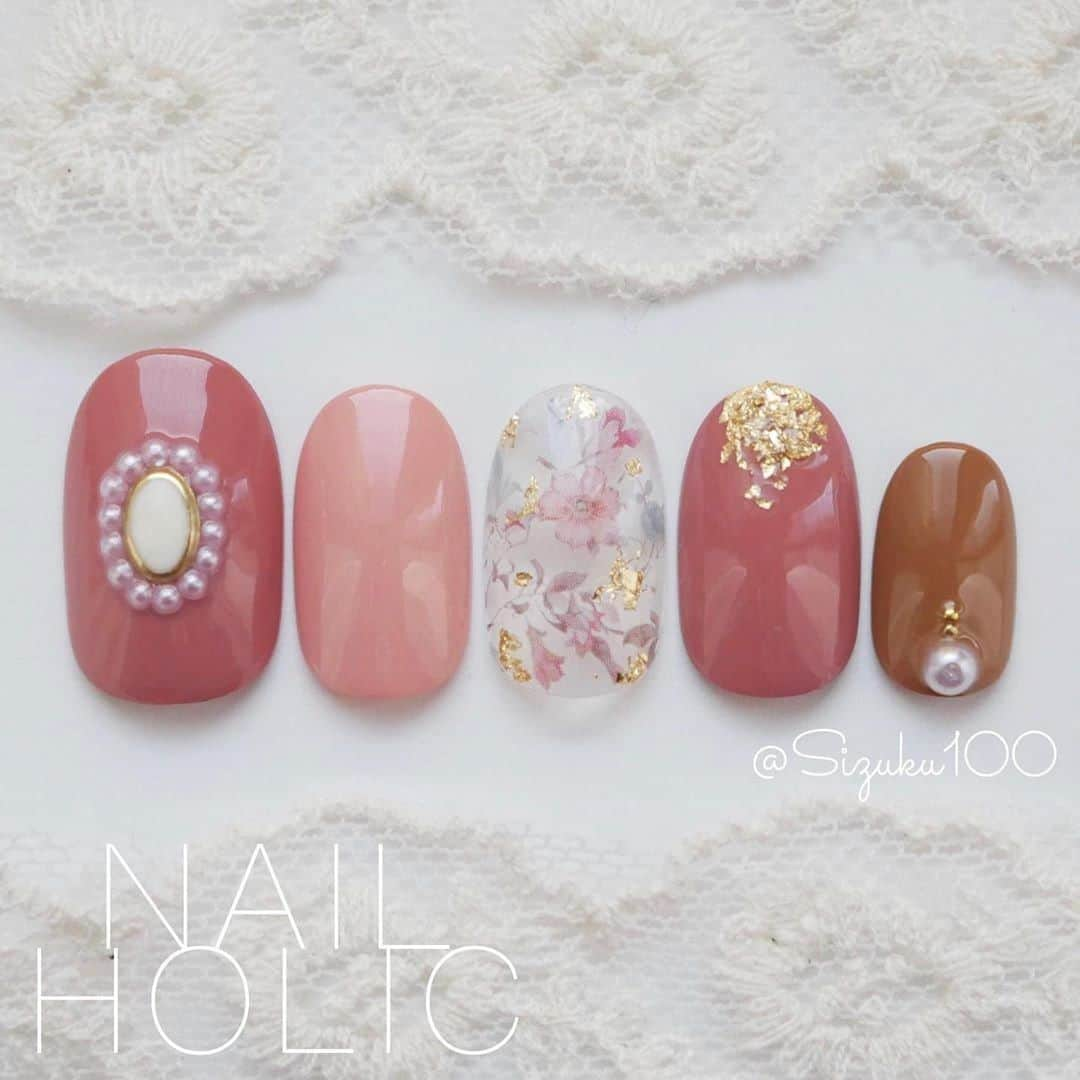 NAIL HOLICさんのインスタグラム写真 - (NAIL HOLICInstagram)「⠀ 今回は @sizuku100 さまの投稿をRepostさせていただきます！ ⠀ ⠀ 2020年2月16日に発売される、ネイルホリックの新色を使用した春ネイル🌷⠀ 落ち着いた色味のピンクと、ペールフラワーのネイルシールの組み合わせが大人可愛いですね💕⠀ ⠀ 24_7シリーズはケアしながらつけたての色・ツヤが長持ちするネイルカラー✨⠀ 塗りやすく、ひと塗りでムラなく美しく仕上がるから、セルフネイル初心者さんにもオススメです⭐️⠀ 【PK883】や【PK885】のように落ち着いていて大人可愛く、魅力溢れるカラーがたくさん♪⠀ ⠀ Soulful colorの【BE321】は、組み合わせによって⠀ モードなデザインにもフェミニンなデザインにも合わせやすい万能カラーです★⠀ ⠀ みなさまもお気に入りのシールと合わせて新色を楽しんでみてください❤️⠀ ⠀ #nailholic_kose #repost ⠀ ⠀ ⠀ ・・・⠀ . . お久しぶりです！ 2月16日のネイルホリックの新作 @nailholic_kose を使って大人かわいい春ネイルを作りました🌷 . シールは100均キャンドゥ @cando_official #しずくネイルシール の【 #ペールフラワー 】を使用しています💗 . . 個人的なご報告 1月29日に女の子を出産しました。 無事退院して母子ともに健康です👶色々とブログにも書きました。 仕事復帰は既に4月にはスケジュール入っているのでそこを目安に徐々にしていくつもりです。 今月は寝れる時寝ようと思います😪😪😪 赤ちゃん可愛いです🥰 . .  #nails #polish #selfnail #nailpolish #nailseal #ネイル #セルフネイル #マニキュア #ポリッシュ #100均ネイル #ほぼ100均ネイル #100均 #プチプラ #セリア #キャンドゥ #ダイソー #ネイルシール #셀프네일 #네일아트 #다이소 #指甲油 #美甲 #指彩 #続きはアメブロで . 【ほぼ100均ネイル】しずく 新刊も絶賛発売中📗ブログもやっているのでよかったら見てください♡ #今旬ネイル #ドラッグストアネイル で投稿ありがとうございます❤️嬉しい感想コメントとても励みになります☺️ Instagramの投稿はLINEブログに貼らせていただいています！」2月14日 17時00分 - nailholic_kose