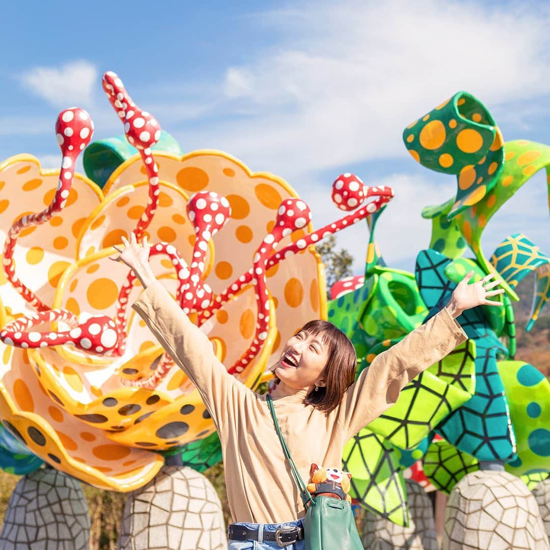 ジェットスター航空さんのインスタグラム写真 - (ジェットスター航空Instagram)「#霧島アートの森 で、日本を代表する芸術家 #草間彌生 さんの作品『シャングリラの華』（2000年）を発見👀🤳 色あざやかな花は、生命や魂、希望を表しているんだそう✨　 今にも動き出しそうな勢いに圧倒されまスター⭐️ ・ 作品名：シャングリラの華 作家名：草間彌生 制作年：2000年 所蔵先：霧島アートの森 ・ ジェットスター「#e旅ブック」第14弾の鹿児島編をお届け中✈️ ・ 鹿児島へは ✈️東京(成田)から片道¥5,990〜 ✈️名古屋(中部)から片道¥3,580〜　 ジェットスターなら、成田発の国内線路線数も中部発の路線数もLCC No.1‼️ ・ #ジェットスター　#jetstar_japan　#jetstar #etabibook　#e旅ブック鹿児島編 #鹿児島 #鹿児島県 #kagoshima #かごしま #鹿児島旅行 #鹿児島観光　#鹿児島写真部 #九州 #九州旅行 #九州ぐらむ #日本　#Japan　#旅　#旅行　#Travel #LCC　#旅したくなるフォト #旅行好きな人と繋がりたい ・ 📷 by @tsukao ・ *運賃はエコノミークラス「Starter」。支払手数料、空港使用料等が別途必要です。受託手荷物の料金は含まれません。諸条件が適用されます。」2月14日 17時02分 - jetstar_japan