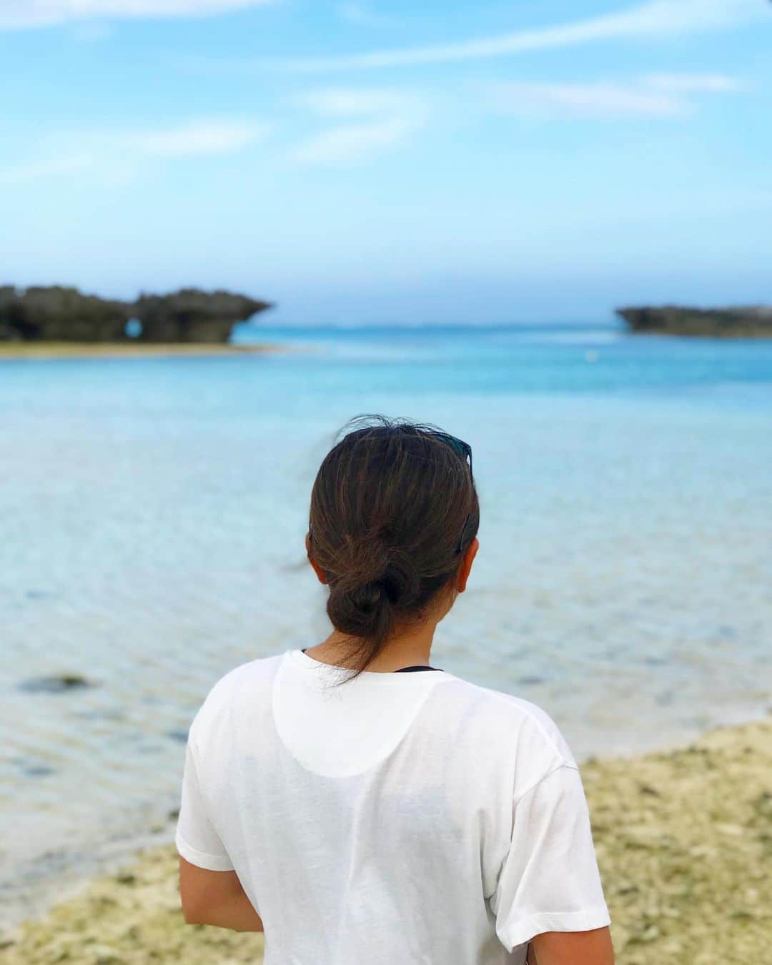 のインスタグラム：「一年ぶりに鹿児島・与論島に帰ってきました😊✨海が本当に綺麗なんです！ 明日は、地元の小学生たちと一緒にイベントを行います⛳️ #japan #kagoshima #yoron #island  #sea #鹿児島 #与論島 #海」
