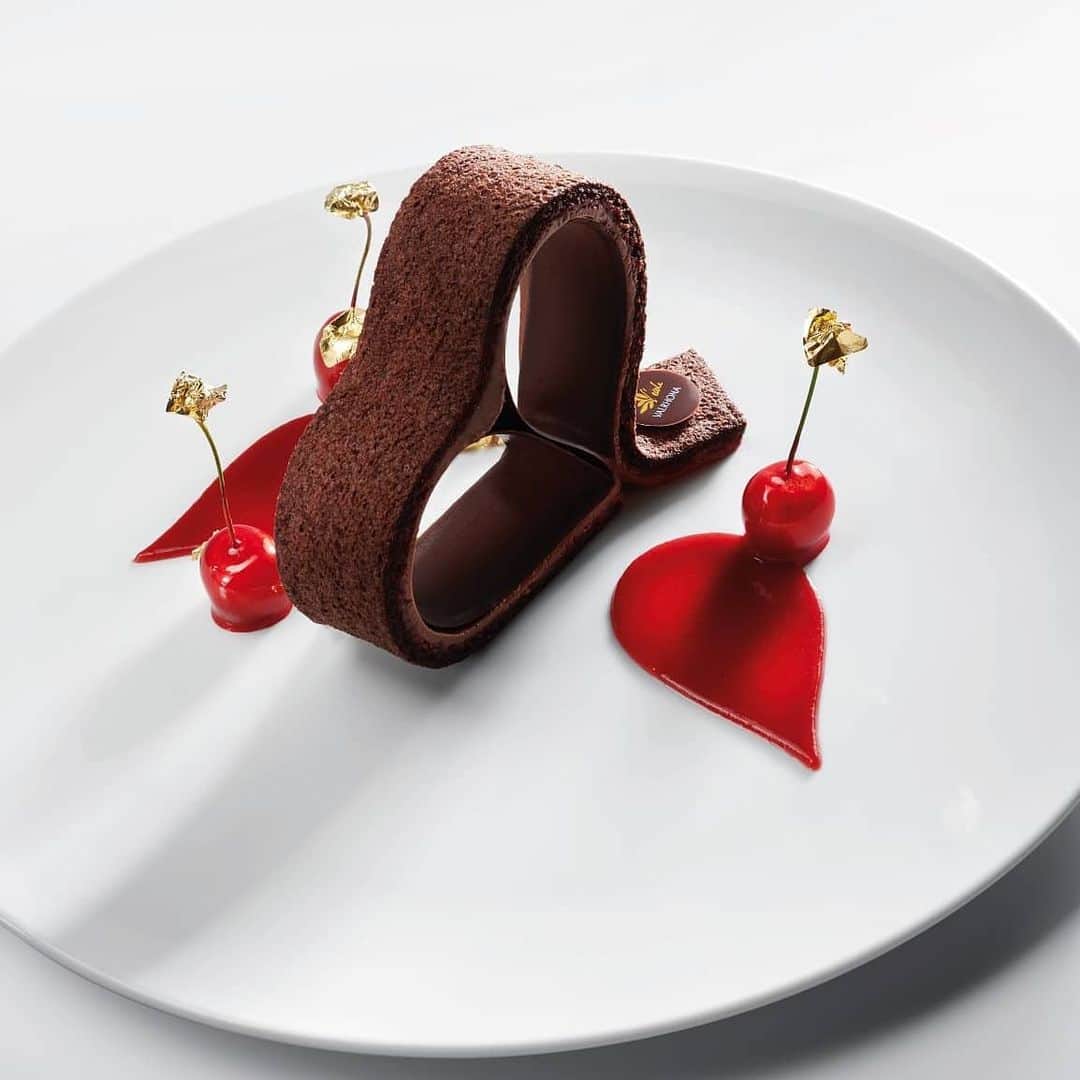 ショコラ de イースター by Valrhonaのインスタグラム：「Joyeuse Saint Valentin！  素敵なバレンタインデーをお過ごしください！  #ヴァローナ #ヴァローナジャポン #エコールヴァローナ東京 #パティシエ #パティスリー #チョコレート #ショコラ #ショコラティエ #バレンタイン #バレンタインデー #バレンタイン2020 #手作りバレンタイン #ホームベーキング　#ブラウニー #チョコレートケーキ #フォンダンショコラ #ボンボンショコラ #Valrhona #valrhonajapon #ecolevalrhona #ecolevalrhonatokyo  #chef #pastrychef #chocolat  #chocolate #valentine #handmadechocolate #chocolatecake #valentinechocolate　#patissier」