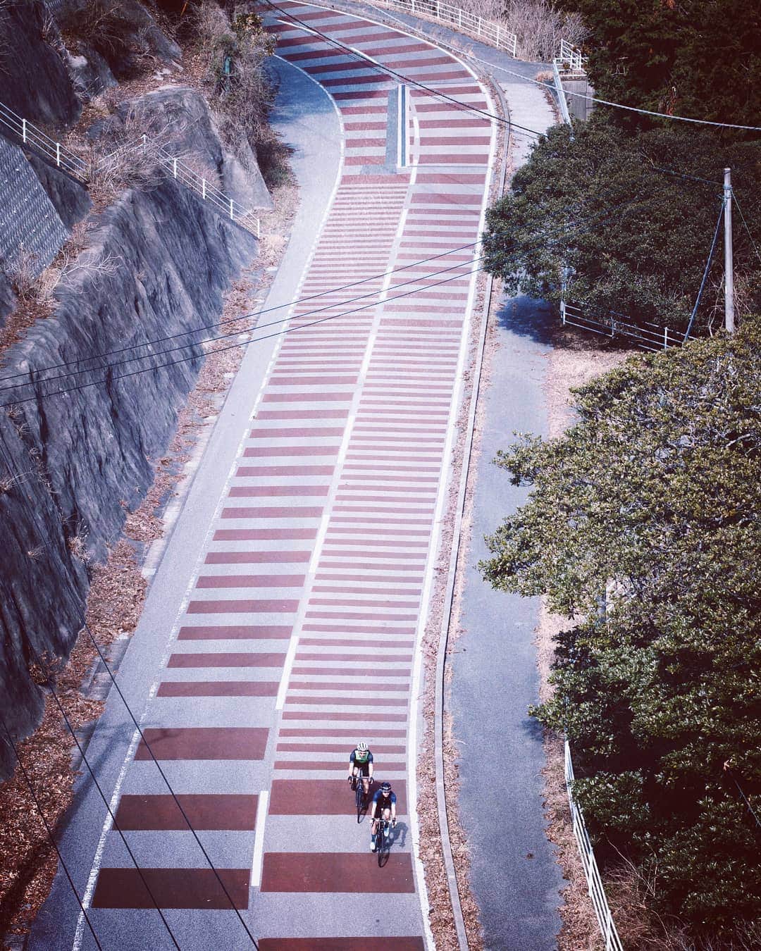 KhodaaBloomのインスタグラム：「目の前に広がる道をひたすら走り尽くす。 . 心が震えるようなライド体験をあなたに。 . #KhodaaBloom #コーダーブルーム #FARNA #ファーナ」