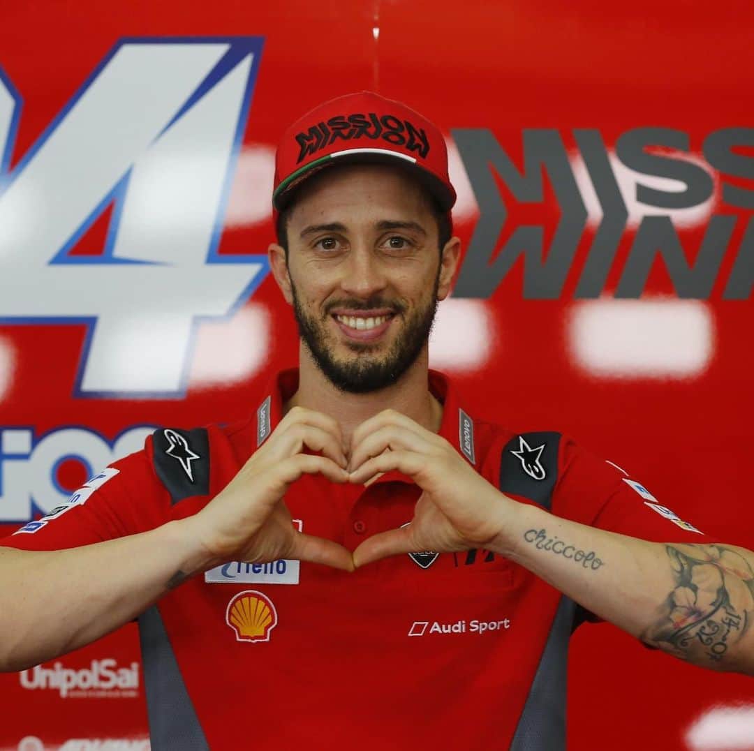 MotoGPさんのインスタグラム写真 - (MotoGPInstagram)「Love is in the air! Show the 💟 on #ValentinesDay 🌹  #HappyValentinesDay #SwipeLeft #MotoGP」2月14日 17時09分 - motogp