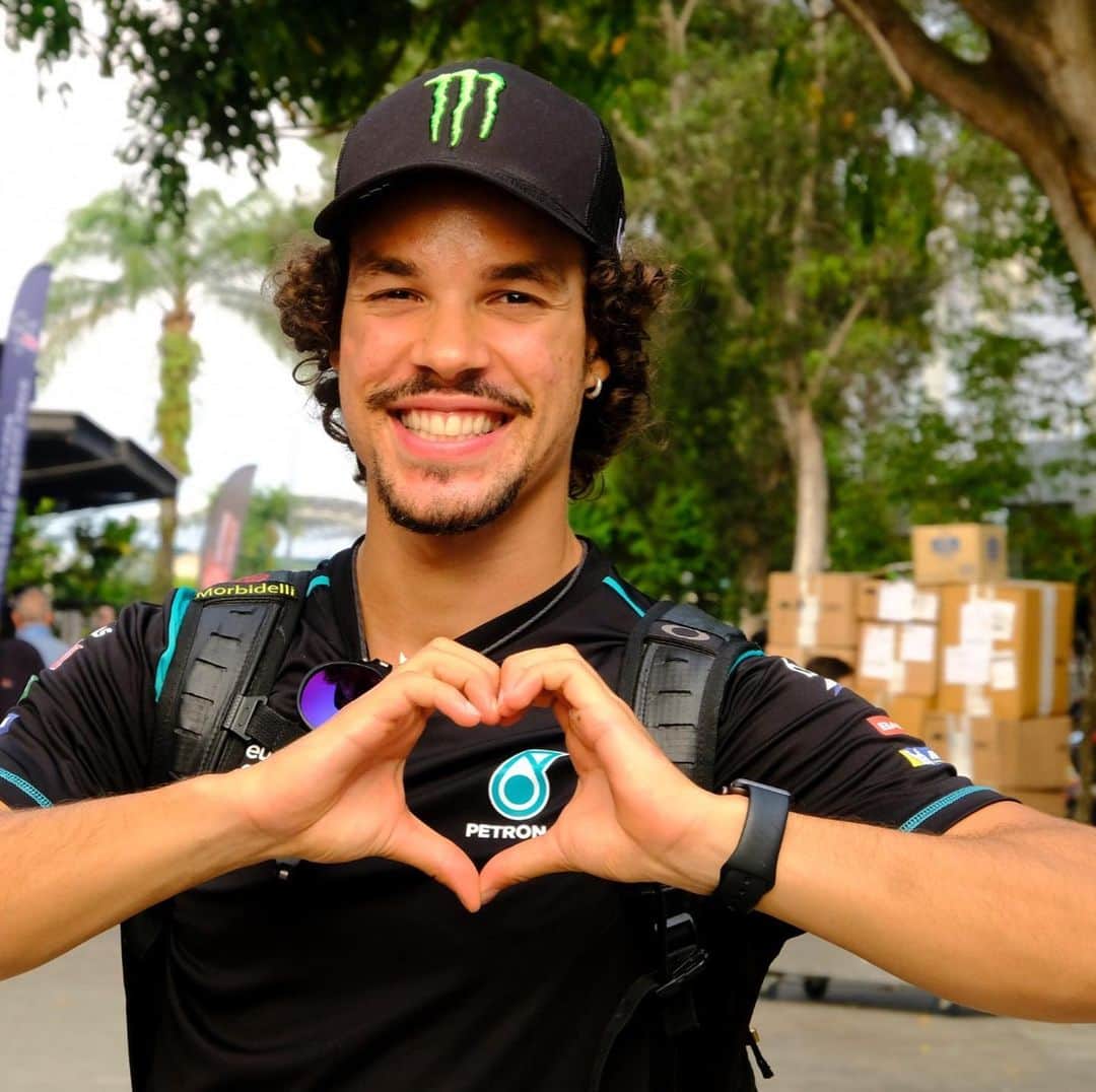 MotoGPさんのインスタグラム写真 - (MotoGPInstagram)「Love is in the air! Show the 💟 on #ValentinesDay 🌹  #HappyValentinesDay #SwipeLeft #MotoGP」2月14日 17時09分 - motogp