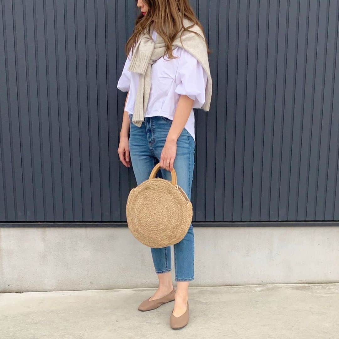 ryuu79hinaのインスタグラム：「#outfit ・ ・ ここ数日ポカポカ陽気🐝⋆︎*ﾟ∗ 暖かいと着たくなる白シャツ 夕方涼しくなって…。 肩がけしてたニット着たw ・ ・ ━━━━━━━━━━━━━━━ 👕・@lavishgate 👚・@gu_global 👖・#gu_for_allㅤㅤㅤㅤㅤㅤㅤㅤㅤㅤ」