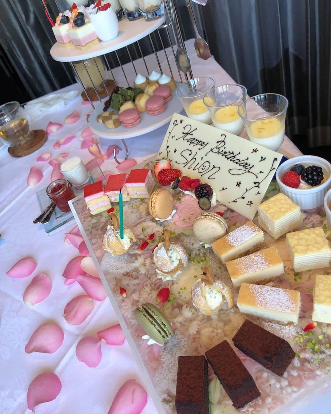 黒澤詩音さんのインスタグラム写真 - (黒澤詩音Instagram)「*﻿ ﻿2020.02.11 #mybirthdayafternoontea🎂✨﻿ ﻿ ﻿ #thelegantokyo で、#アフタヌーンティー ✨﻿ ﻿  すっごく可愛くて、目が幸せ💕﻿ チョコレートとか、マカロンとか、甘いもの大好きなので幸せ空間でした！﻿ ﻿ シュークリームはスワンになっていたり、細部まで可愛らしさ満載！ 連れてってくれて、ありがとう💕 ﻿ ﻿ #afternoontea #birthday #レギャントーキョー #バースデープレート」2月14日 17時09分 - shionkurosawa_official