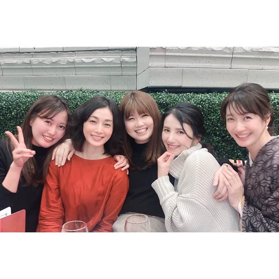 竹中友紀子のインスタグラム：「#ジオット  事務所新年会の写真を新たにいただいたので〜 普段なかなか会えない名古屋のマネージャーお二人に挟まれご満悦な私。 さらにただいま長野在住のまゆみんと同い年でお着物女子の水鈴ちゃんと。 いつかまゆみんのお山動画に出演することと、水鈴ちゃんとお着物デートするという私の中で勝手な２つの目標が生まれた瞬間✨」