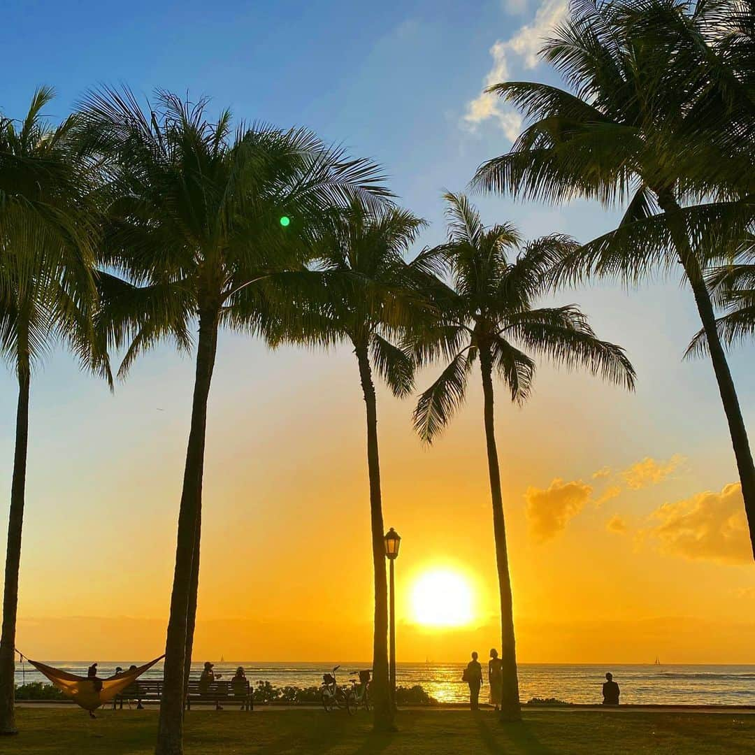 マキ・コニクソンさんのインスタグラム写真 - (マキ・コニクソンInstagram)「今日の夕日@Queens Surf Beach!!美しかった！✨✨ 今日も有難う！🙏🏻 #ハワイの夕日のおすそ分け🤙🏼」2月14日 17時13分 - makikonikson