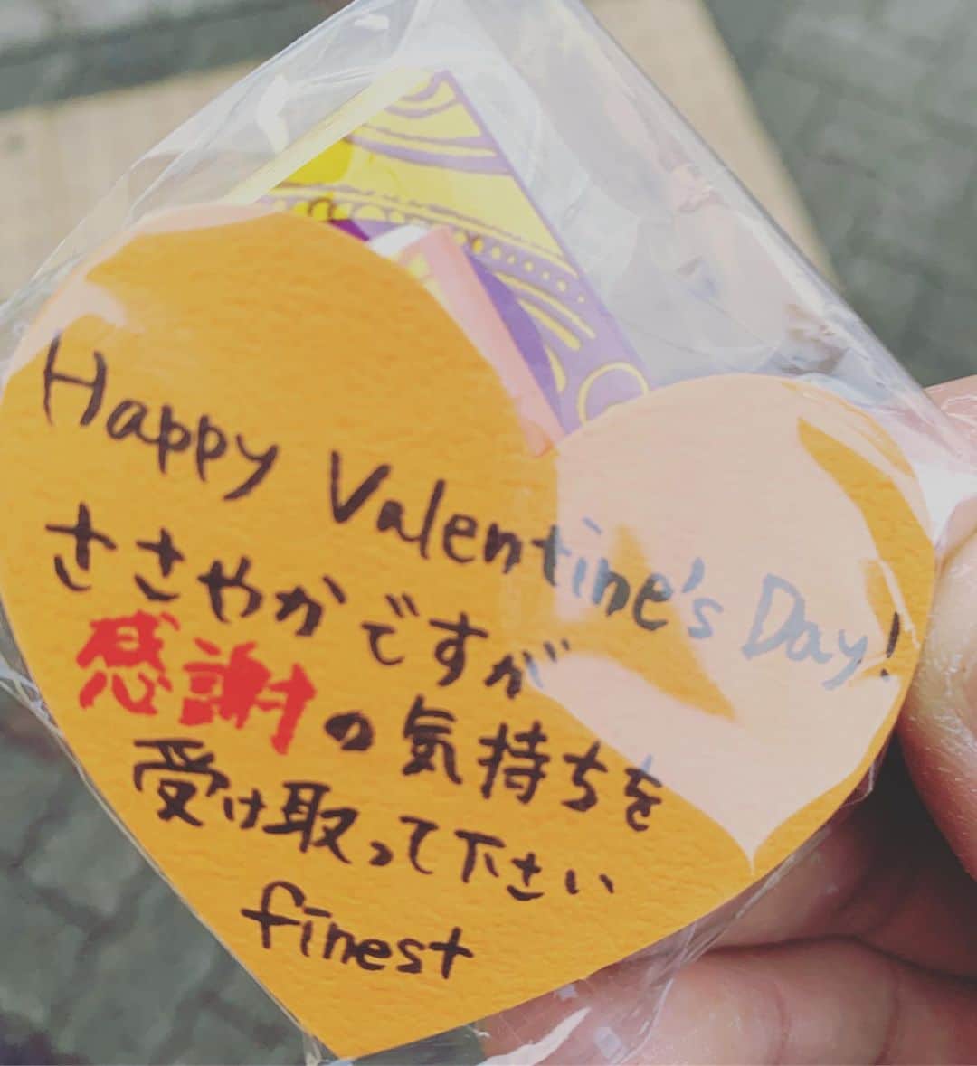 友永翔太のインスタグラム：「今日は2月14日だったのね🙄  なんとか１つ頂けたっっ😂 Finestさんありがとうございますっ💁‍♂️ #2月14日 #バレタインデー #お返しは…😉 #Finest」