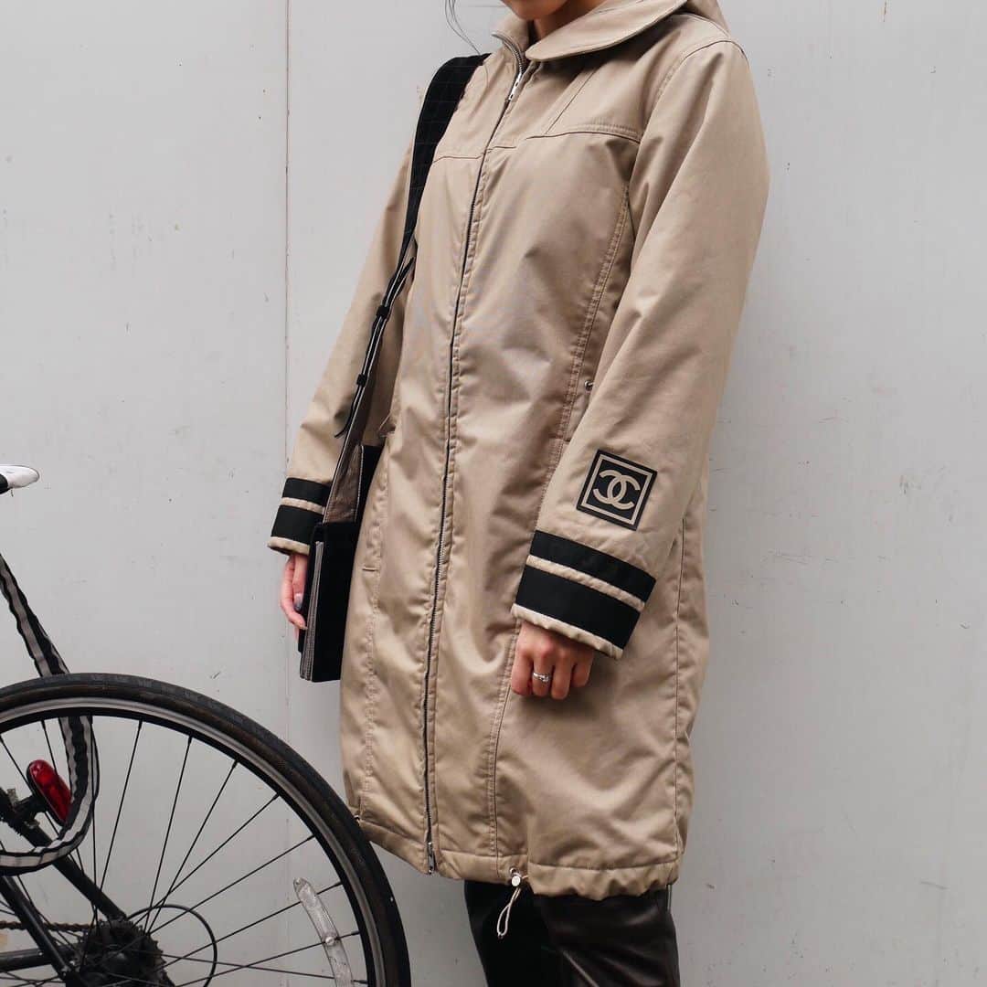 Vintage Brand Boutique AMOREさんのインスタグラム写真 - (Vintage Brand Boutique AMOREInstagram)「Chanel sport hooded jacket.  Size 34.▶︎Free Shipping Worldwide✈️ ≫≫≫ DM for more information 📩 info@amorevintagetokyo.com #AMOREvintage #AMORETOKYO #tokyo #Omotesando #Aoyama #harajuku #vintage #vintageshop #ヴィンテージ #ヴィンテージショップ #アモーレ #アモーレトーキョー #表参道 #青山 #原宿#東京 #chanel #chanelvintage #vintagechanel #ヴィンテージ #シャネル #ヴィンテージシャネル #amorewardrobe #アモーレワードローブ」2月14日 17時33分 - amore_tokyo