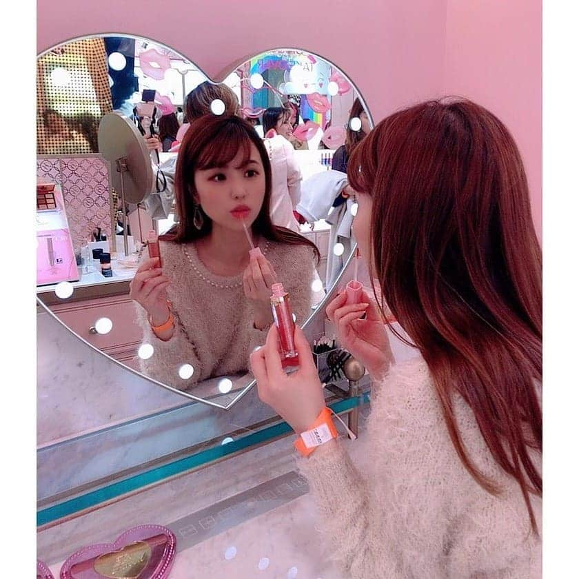 垰智子さんのインスタグラム写真 - (垰智子Instagram)「本日、2月14日に TooFaced（ @toofacedlovesjapan ）、 日本初の旗艦店が渋谷にOPEN💄 一足早く、オープン記念レセプションパーティに 参加してきました✨ . トゥーフェイスドのコスメってとにかく可愛くて、 シャドウはチョコレート🍫のパレットに入ってたり、 ピーチの香りがするリップだったり🍑 . 持ってるだけでウキウキさせてくれるような コスメ達がたくさん♡ . ピンクを貴重とされた店内も気持ちをあげてくれるし、海外コスメだけど、パール感が絶妙で、たくさんのシャドウが並ぶパレットもとっても使いやすいの😊 . ハイライトもツヤ感とラメ感がいい感じだったよ♡ . . #トゥーフェイスド #toofacedjapan #PR #beauty #cosmetics #vocest #vocemagazine #美容 #makeup #cosme」2月14日 17時27分 - taotao_tomo