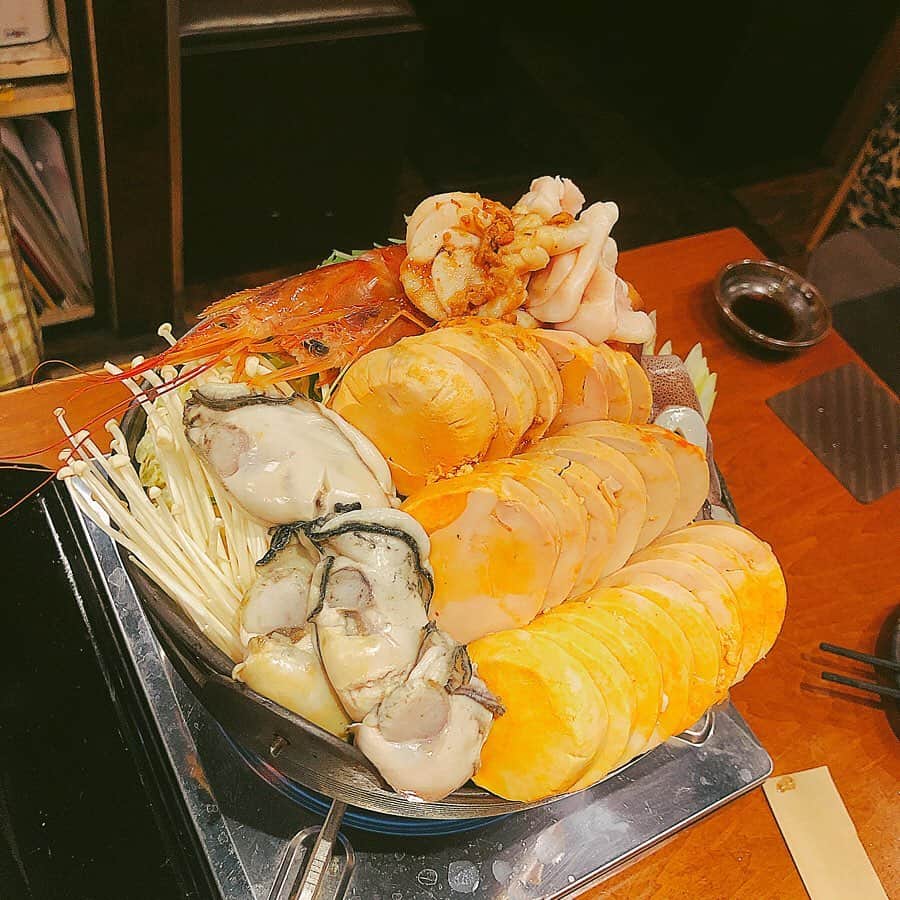 小峰みこさんのインスタグラム写真 - (小峰みこInstagram)「痛風鍋食べたよ😂🍲 白子、牡蠣、あんきも、海老、イカと、たくさんのお野菜が入ってててんこ盛り具沢山🙌 味噌仕立てのお出汁と海鮮の旨味が合わさって、おいしかったです😍 . 痛風鍋の他にも海老のお刺身とか生牡蠣とか、大好きなものばっかりで幸せでした🥰 . #痛風鍋 #かいり #牡蠣 #海老 #イカ #白子 #あんきも #seafood #海鮮火鍋 #食べスタグラム #牡丹海老 #大赤海老 #天使の海老 #餐 #식사 #Makan #Lezat #好呷 #好吃 #日本 #japan #Seafoodhotpot」2月14日 17時34分 - mico_19911201