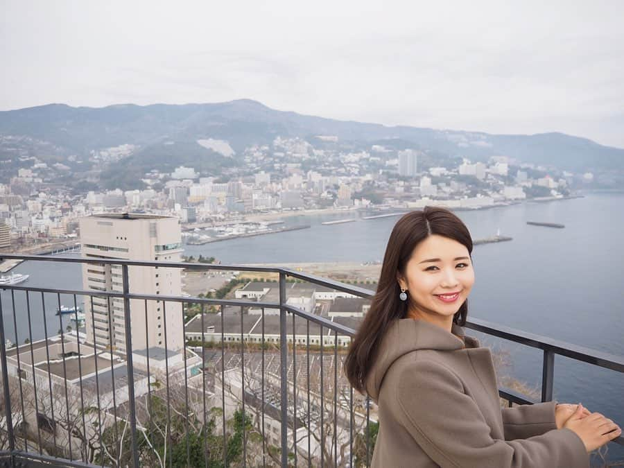 大槻有沙さんのインスタグラム写真 - (大槻有沙Instagram)「天気は曇りだったけど、久しぶりに熱海をお散歩できました😌💓 そして初めて秘宝館とローズガーデンに行った👌🏻 秘宝館はもうちょっとセクシーな所かと思ってた（笑） ローズガーデンは今はなかなかお花が時期じゃないけど、園内歩くのは気持ちよかったです🌹 お昼は以前混んでて入れなかったMOMで生ウニのパスタ🍴 満腹満足。 よき1泊2日でした👏🏻 ・ #静岡 #熱海 #秘宝館 #アカオハーブアンドローズガーデン  #ラベンダーソフト #MOM #生ウニパスタ #鶴吉羊羹 #楽しかった #olympuspenepl9」2月14日 17時36分 - arisa_otsuki