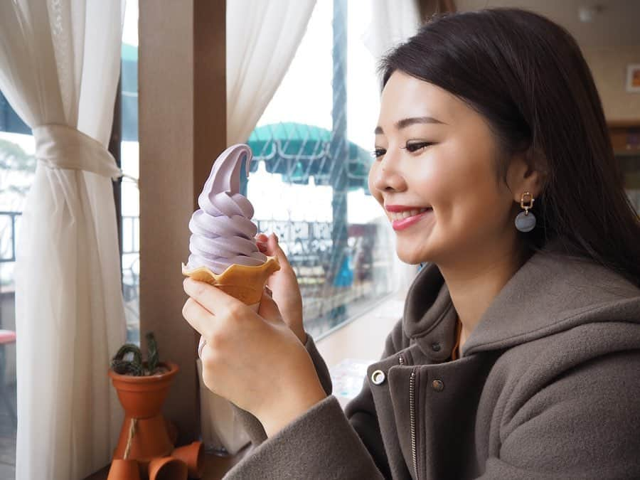 大槻有沙さんのインスタグラム写真 - (大槻有沙Instagram)「天気は曇りだったけど、久しぶりに熱海をお散歩できました😌💓 そして初めて秘宝館とローズガーデンに行った👌🏻 秘宝館はもうちょっとセクシーな所かと思ってた（笑） ローズガーデンは今はなかなかお花が時期じゃないけど、園内歩くのは気持ちよかったです🌹 お昼は以前混んでて入れなかったMOMで生ウニのパスタ🍴 満腹満足。 よき1泊2日でした👏🏻 ・ #静岡 #熱海 #秘宝館 #アカオハーブアンドローズガーデン  #ラベンダーソフト #MOM #生ウニパスタ #鶴吉羊羹 #楽しかった #olympuspenepl9」2月14日 17時36分 - arisa_otsuki