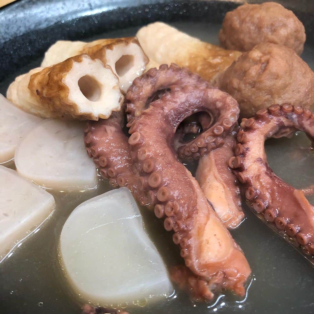 アンジェラ佐藤さんのインスタグラム写真 - (アンジェラ佐藤Instagram)「お通しが全てアンジェラサイズ  #とまり木処ひだまり  #円山駅近くの居酒屋 #馴染みのお店 #飲み会の前に腹ごしらえ  #麻婆焼きそば に激ハマリ #多分今まで食べた麻婆焼きそばの中で1番旨い #焼き目のついた細麺の最高 #美味しすぎて瞬殺したよね #この後参加者のお土産で謎の食材試食会したった笑 #その様子はまた後ほど笑 #ヒンナヒンナ」2月14日 17時44分 - angela_satou