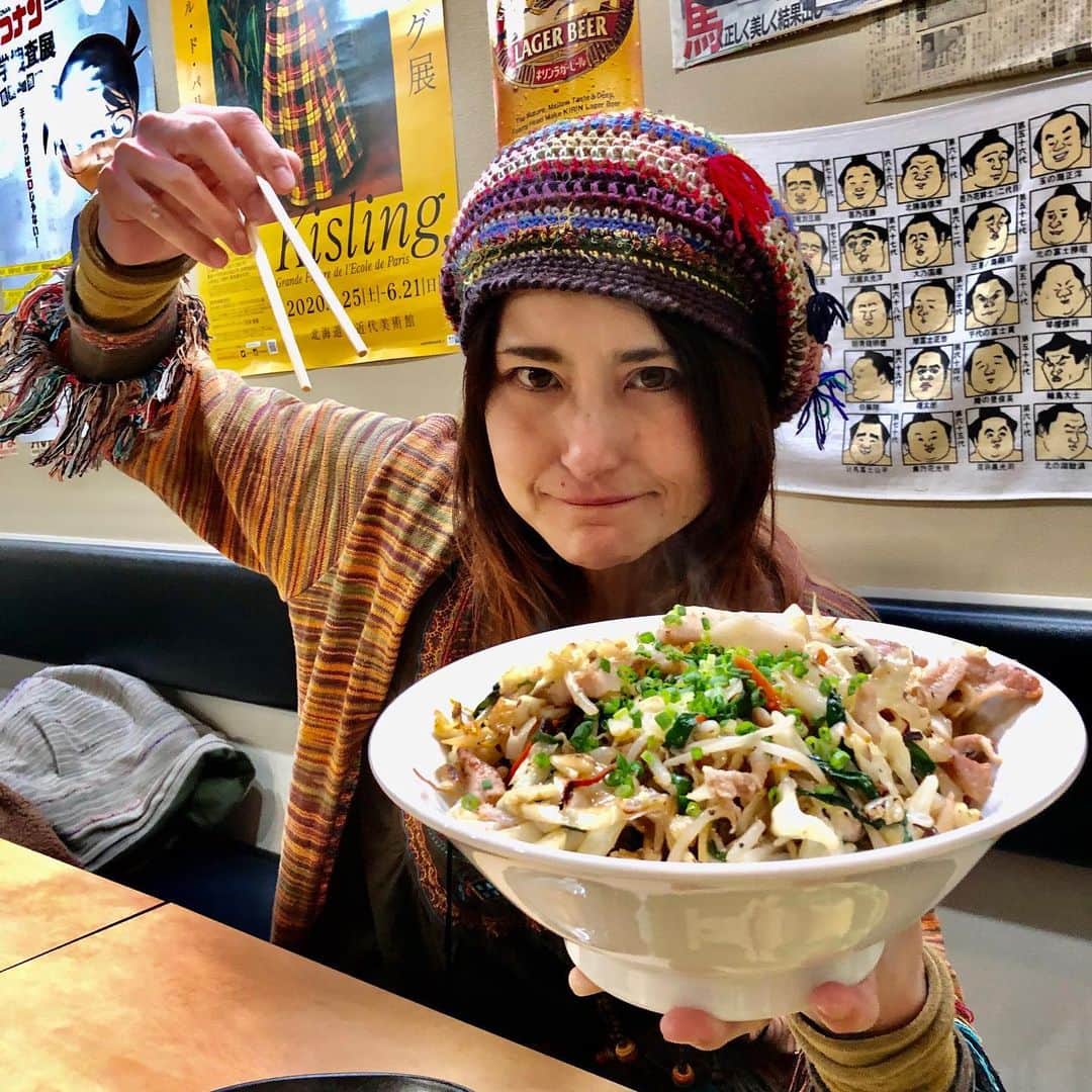 アンジェラ佐藤さんのインスタグラム写真 - (アンジェラ佐藤Instagram)「お通しが全てアンジェラサイズ  #とまり木処ひだまり  #円山駅近くの居酒屋 #馴染みのお店 #飲み会の前に腹ごしらえ  #麻婆焼きそば に激ハマリ #多分今まで食べた麻婆焼きそばの中で1番旨い #焼き目のついた細麺の最高 #美味しすぎて瞬殺したよね #この後参加者のお土産で謎の食材試食会したった笑 #その様子はまた後ほど笑 #ヒンナヒンナ」2月14日 17時44分 - angela_satou