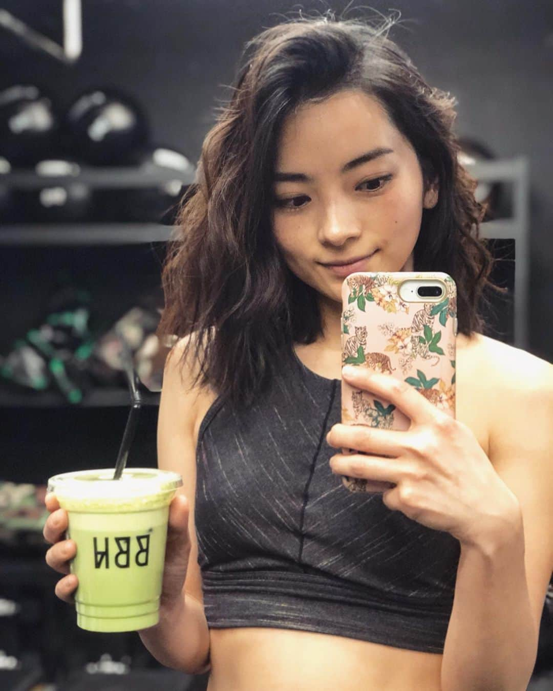 蒼あんなのインスタグラム：「青山にできた「BETTER BODIES HI」というところにワークアウトしてきました🏋️‍♀️💨💨グループワークアウトだから45分のぶっ続けでもつらさもスッと乗り越えてできた気がする😂✨ BBHが開発した機械も使いやすくてよかった🙆‍♂️✨ 筋肉のことを考えてすぐに摂取できるようにと作られた、お店でゲットできるプロテインシェイクとラップのクオリティが高くて毎日飲みたくなる美味しさだったのが個人的には通いたくなるプラスポイント\(^o^)/💯✨ いやーお疲れさまでした🏋️‍♀️❤️ . . 這次我去參加了在青山新開的健身房「BETTER BODIES HI」的體驗活動🏋️‍♀️💨💨每年感覺到身體的變化😂😂這年代特別要運動鍛鍊身體💪😤🥺 . . #betterbodies#bbh#groupworkout #groupworkoutstudio #workout #proteinsmoothie  #ベターボディーズハイ#トレーニング女子#ボディメイク #筋トレ女子#フィットネス#PR」