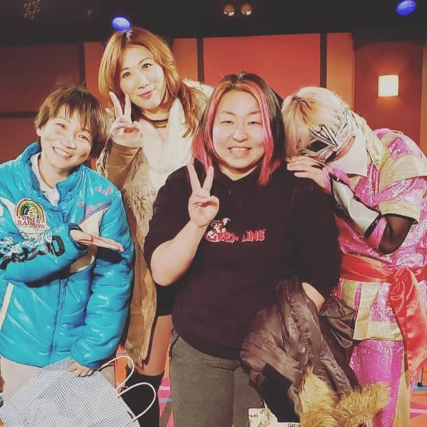 桜花由美さんのインスタグラム写真 - (桜花由美Instagram)「舞台2日目！  昼の部に宮崎さんが観に来てくれた！  そして舞台に参加（笑）  さすがプロレスラーでした！  今日はバレンタインデー！  チョコを配るので、皆さま受け取ってね。  コルバタ座長公演 2020年2月13日～16日＠新宿スターフィールド 「tomorrow will be yesterday」 脚本/演出 川野浩司 前売り￥4,000- ‪#wavepro ‬ ‪#女子プロレスラー ‬ ‪#プロレス ‬ ‪#プロレスラー ‬ ‪#女子プロレス‬ ‪#prowrestling‬ ‪#プロレスリングwave‬ #波ヲタ全員集合  #桜花由美 #波ヲタ  #コルバタ  #コルバタ座長公演  #舞台  #新宿スターフィールド #舞台公演  #川野浩司  #川野浩司監督  #joshipro #舞台本番 #舞台女優 #バレンタイン  #バレンタインデー  #バレンタインデーチョコ」2月14日 17時47分 - ohkayumi