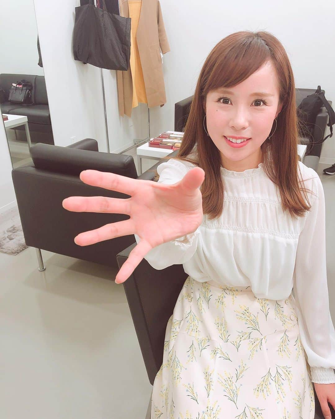 馬場ももこさんのインスタグラム写真 - (馬場ももこInstagram)「来週19日(水)﻿ 午後7時56分〜は﻿ 日本テレビの「1億人の大質問!?笑ってコラえて！」に出演しています☺️✨﻿ ﻿ 大好きな番組！！！✨﻿ ﻿ お父さんは好きですか？の旅！！﻿ 高そうな犬を連れている人は…の旅！！﻿ ﻿ 幸せな気持ちになったり﻿ 癒されたり…﻿ 面白いコーナーばかりで﻿ スタジオで笑いました〜😂😂✨✨✨﻿ ﻿ お楽しみに😊💕﻿ ﻿ もしよろしければご覧ください🌸﻿ ﻿ #笑ってコラえて#日本テレビ#アナウンサー﻿ #フリーアナウンサー#仕事#楽しい#幸せ#手#笑ってコラえてのポーズね#躍動感#目の焦点合ってない#スマホ取り上げるところまで載せます#番町スタジオ#イイねコメントいつもありがとうございます」2月14日 17時50分 - momoko.baba