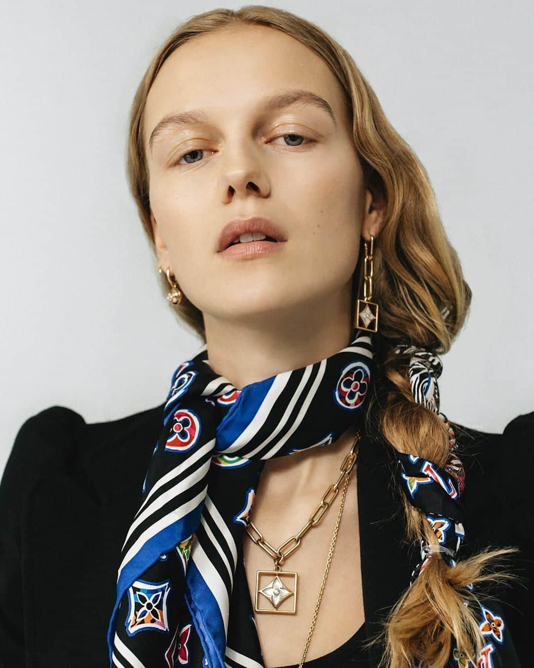 ルイ・ヴィトンさんのインスタグラム写真 - (ルイ・ヴィトンInstagram)「The French Braid. #MarieVonBehrens pairs a matching #LouisVuitton silk scarf and bandeau in the new ABC Monogram print. Discover the season’s playful collection of textiles via link in bio.」2月14日 18時00分 - louisvuitton