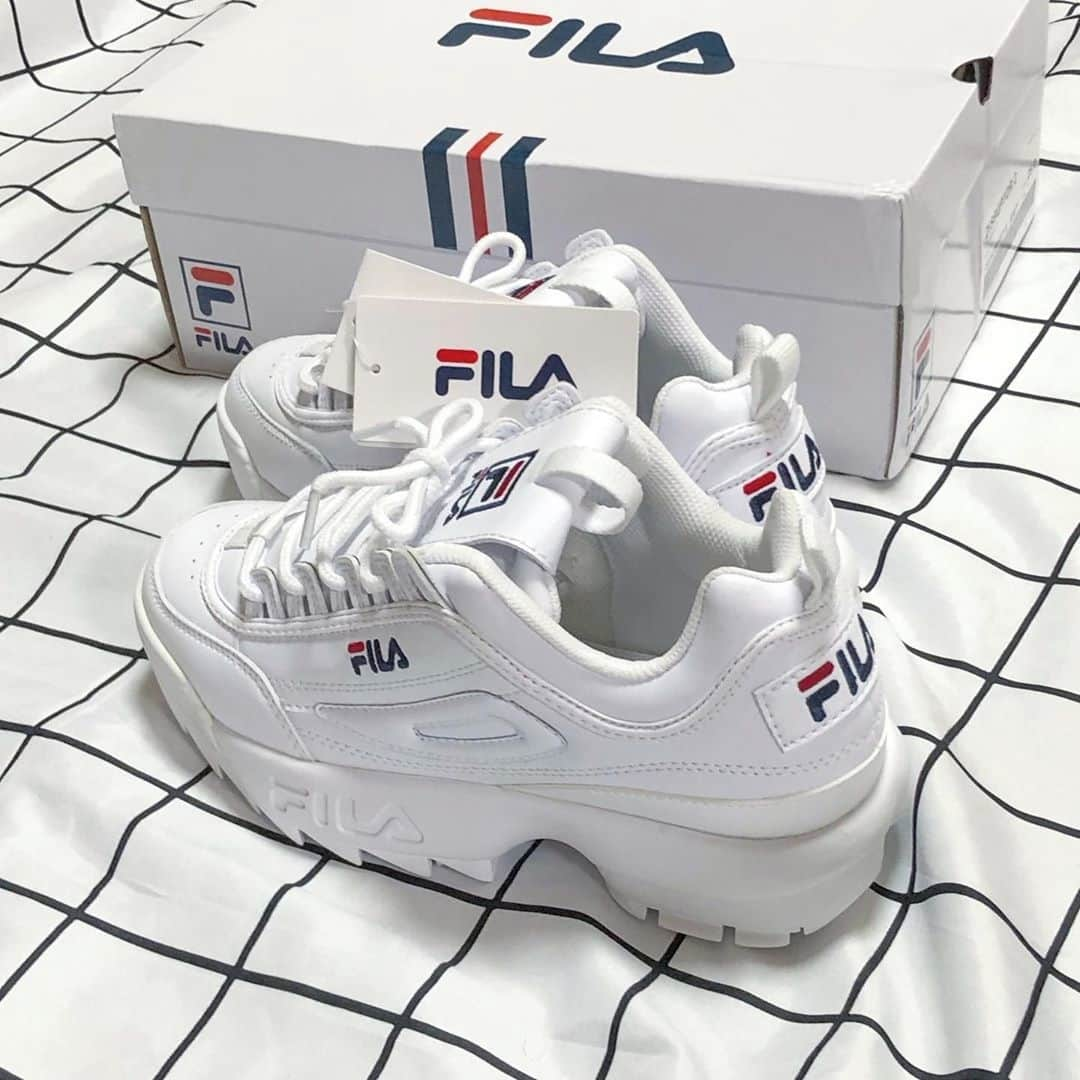 MERYさんのインスタグラム写真 - (MERYInstagram)「. 『FILA（フィラ） @fila_japan_official 』の厚底スニーカーがお洒落♡シンプルだけどボリューミーなシルエットなので、スタイルを良く見せ、コーデのアクセントになってくれそうな予感です。ストリート系コーデにはもちろん、カジュアルコーデやガーリーコーデのアクセントとして履くのも絶対可愛いですよ！ . MERYでは他にも「かわいい」に近づくさまざまな情報を発信しています。 @mery.beauty コスメ・美容に特化した情報をお届け♡ @mery_spot 話題のカフェやお出かけスポットをご紹介！ こちらもぜひチェックしてみてください！ . . photo by @v_ai_love . #MERY #regram #sneakeraddict #sneakers #filasneakers #whitesneakers #fila  #shoeoftheday #옷스타그램 #오오티디 #코디 #패션 #패션피플 #スニーカー #フィラ #スニーカー女子 #スニーカー好きな人と繋がりたい #スニーカー好き #あしもと倶楽部 #足元コーデ #厚底スニーカー #厚底 #ストリートファッション #ストリート系女子 #置き画くら部 #ストリート系 #お洒落 #お洒落さんと繋がりたい #MERY女子 #メリー」2月14日 18時00分 - mery.jp