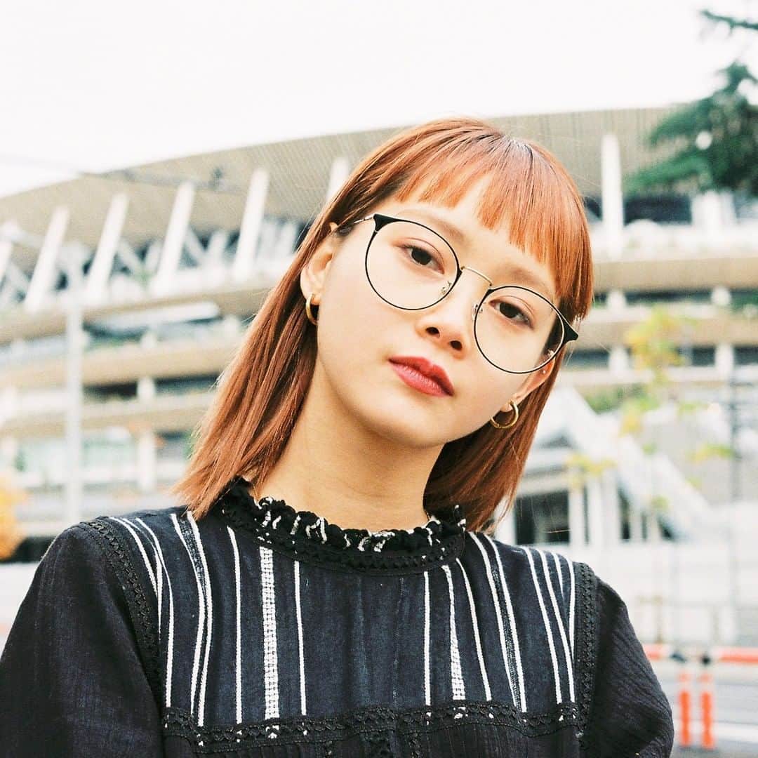 Zoff Officialのインスタグラム：「Zoff UV クリアサングラス / ZF202G04_14E1 Model @_marthastyle_  ゴールドとブラックの組み合わせがスタイリッシュなメガネは、アクセサリー感覚で取り入れてみて。ワンピースをデニムでカジュアルダウンしたスタイルに、顔周りのゴールドが程よいアクセントに。 #Zoff #FASHION #eyewearstyle #メガネ #ゾフ女子 #Zoffコーデ #ZoffUV #クリアサングラス」