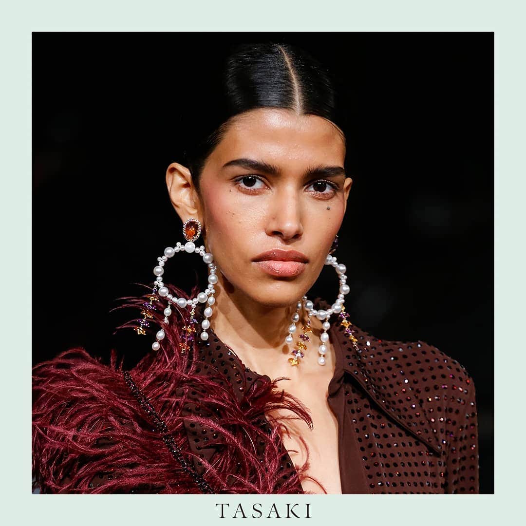 TASAKIさんのインスタグラム写真 - (TASAKIInstagram)「TASAKI unveiled exclusive high jewelleries from the TASAKI Atelier collection at Creative Director Prabal Gurung ( @prabalgurung )’s Fall 2020 show during New York Fashion Week.  Held on February 11th, the show featured exclusive TASAKI Atelier’s high-end jewelleries crafted with the finest pearls, diamonds and coloured stones, which imbued energetic and eclectic glamour.  The fashion collection was presented under the theme, “IMPOSSIBLE DREAMERS”. The jewellery he created included ornately structured earring variations with powerful beauty that illuminates the spirit of the wearer.  Photo Credit: LECCA  #TASAKI #newyorkfashionweek #nyfw #TASAKIAtelier #PrabalGurung #TASAKIpearl #pearl #earrings」2月14日 18時00分 - tasaki_intl