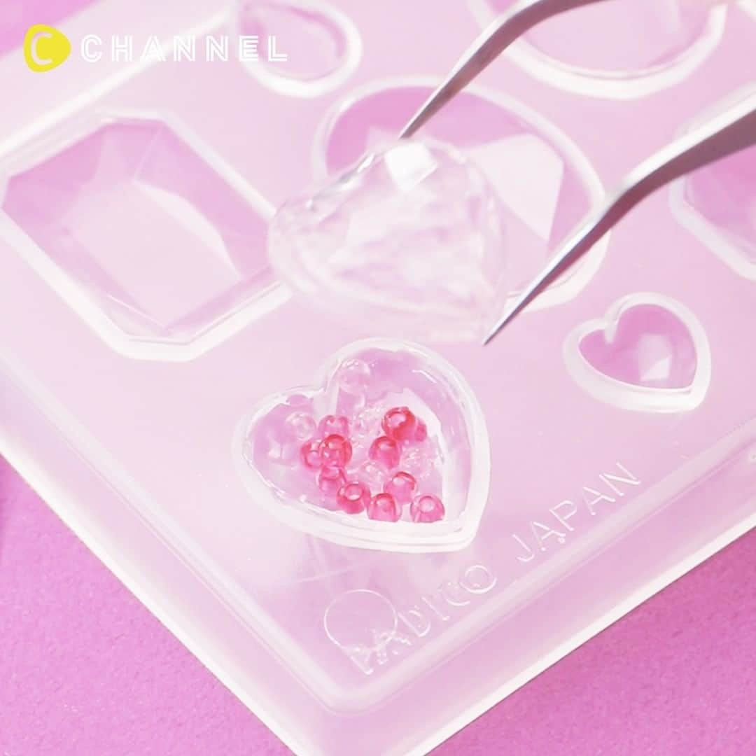 C CHANNEL-Art&Studyのインスタグラム：「Tickles Your Heart 💖 DIY Heart Perfume Necklace 乙女心くすぐる💖ハートの香水瓶ネックレス . 🎨Follow me👉 @cchannel_artandstudy 🎵 💡Check👉 @cchannel_girls 🎶 📲C CHANNELのアプリもよろしくお願いします💕 . creator：勝又美蘭　Instagram @fantasia_miran . [Things to prepare] ・mold ・ UV-LED resin ・ UV-LED light ・ Beads ・ Flat round stopper ・ Rondel ・ One hole pearl ・ Heaton ・ Round can ・necklace . [Steps] 1. Pour a small amount of resin into the mold. 2. Spread thinly throughout and cure. (Make two) 3. Insert beads. 4. Paint the edge of the heart with resin. 5. Cover with the heart made in 2 and cure. 6.Pour the resin into the stopper and glue the heart. 7. Glue Rondel and Pearl. 8. Connect the necklace chain with a circle to complete. . * Use gloves and ventilate the room during work. * Be careful when handling the resin as it will be hot . ダイヤカットモールドで作るハートの香水瓶♡ 乙女心くすぐる可愛いネックレスを手作りしてね！ . 【用意するもの】 ・モールド ・UV-LEDレジン ・UV-LEDライト ・ビーズ ・平丸ストッパー ・ロンデル ・片穴パール ・ヒートン ・丸カン ・ネックレス . 【作り方】 1.モールドにレジンを少量流す。 2.全体に薄く広げて硬化する。（2枚作っておく） 3.ビーズを入れる。 4.ハートの淵にレジンを塗る。 5.2で作っておいたハートを被せて硬化する。 6.ストッパーの中にレジンを流してハートを接着する。 7.ロンデル、パールを接着する。 8.丸カンでネックレスチェーンを繋いで完成です。 . ※作業中は手袋の使用、部屋の換気をおすすめします。 ※レジンは高温となりますので取り扱いには十分に注意してください . . #DIY#doityourself#diyideas#crafts#crafting#instacraft#crafter#crafty#handmade#handcrafted#handmadecrafts#handmadeaccessories#ручнаяработа#ideas#resin#resinart#resina#Fantastic#incredible#creative#heart#howto#tutorial#tips#miniature#siliconmold#beads#perfume#necklace」