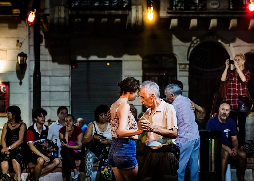 National Geographic Travelさんのインスタグラム写真 - (National Geographic TravelInstagram)「Photo by @dina_litovsky | Buenos Aires is considered the birthplace of the sultry dance of tango. On weekends, many locals gather to dance in San Telmo’s Plaza Dorrego, the city’s hot spot for watching both professional and amateur dancers.  For more images, follow me @dina_litovsky.」2月14日 18時08分 - natgeotravel