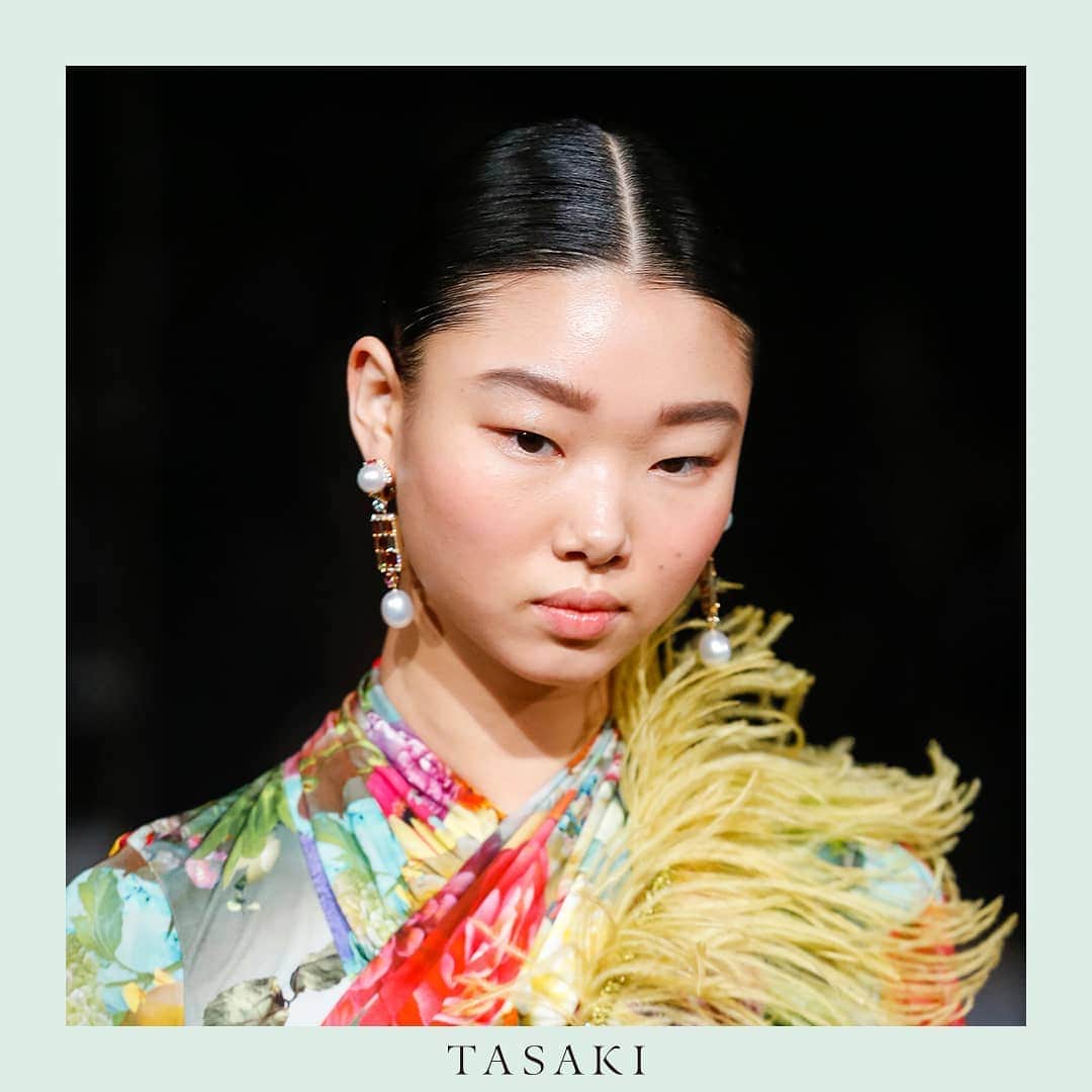 TASAKIさんのインスタグラム写真 - (TASAKIInstagram)「TASAKI unveiled exclusive high jewelleries from the TASAKI Atelier collection at Creative Director Prabal Gurung ( @prabalgurung )’s Fall 2020 show during New York Fashion Week.  Held on February 11th, the show featured exclusive TASAKI Atelier’s high-end jewelleries crafted with the finest pearls, diamonds and coloured stones, which imbued energetic and eclectic glamour.  The fashion collection was presented under the theme, “IMPOSSIBLE DREAMERS”. The jewellery he created included ornately structured earring variations with powerful beauty that illuminates the spirit of the wearer.  Photo Credit: LECCA  #TASAKI #newyorkfashionweek #nyfw #TASAKIAtelier #PrabalGurung #TASAKIpearl #pearl #earrings」2月14日 18時01分 - tasaki_intl