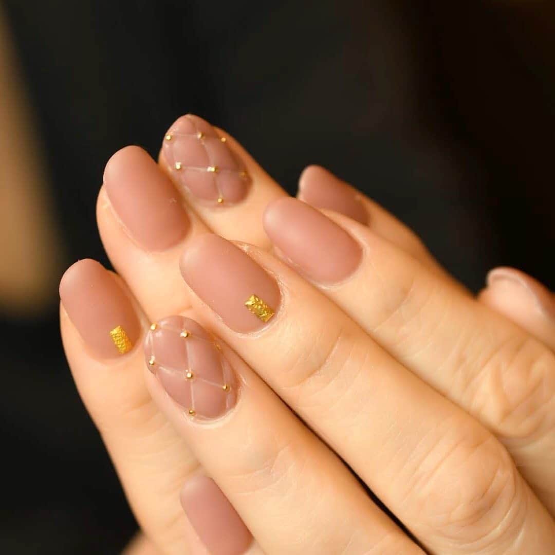 のインスタグラム：「上品にピンク×ゴールド✨ 間違いない組み合わせにキルティングアート😻 . .  nstagram特別キャンペーン実施中💝 お得にCADENASの技術力をお試しください☺️💕 . . . Salon data▼ ＝＝＝＝＝＝＝＝＝＝＝＝＝＝＝＝＝＝＝＝ . CADENAS -nail eyelash salon- ●Nail artist  @yuka.maeda  @yuki_cadenas ●eyelash　@cadenaseyelash  ゲストに愛と感動を…♡ . 【 LINE ＠cadenas 】 ご予約/お問い合わせはLINEよりお気軽に🤲 ▶︎▶︎#cadenasnail デザインアップしてます♡  price…★⭐︎Instagram特別キャンペーン中⭐︎★ . 「インスタ見たよ👀」と LINEからご予約で特別プライス7500円！！ . ※ご新規様限定 ※キャラクターや特殊なエレメント等のみ 別途料金いただく場合ございます🙇🏻‍♀️ . .  access…大阪市北区堂山町16-1  中崎町駅  徒歩2分/梅田駅  徒歩6分 . tel… 06-4792-8617 ＝＝＝＝＝＝＝＝＝＝＝＝＝＝＝＝＝＝＝＝ . . .  #中崎町ネイルサロン #梅田ネイルサロン #大阪ネイルサロン #関西ネイルサロン #インスタネイル #instanails #instanail #トレンドネイル #ネイルサンプル #ネイル好きな人と繋がりたい #ネイルブック #アートネイル #ネイルチェンジ #バレンティンネイル　 #ブラウンネイル #春ネイル #大人かわいいネイル #ネイルチップ #冬ネイル #ネイルチェンジ #女子力向上委員会 #女子力 #女子力ネイル #堂山町ネイルまえだ  #nailchange #ネイルデザイン #ゴールドネイル #ピンクネイル #手書きネイル #キルティングネイル」