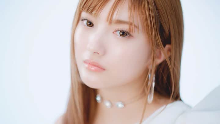 M∙A∙C Cosmetics Japanのインスタグラム：「ㅤ ライトフル C シリーズで手に入れる、スポットライトをフルに浴びたような輝くツヤ肌✨ お肌の状態やお好みに合わせて自分にピッタリのファンデーションをチョイスして ㅤ みずみずしく潤ったツヤグロー肌に仕上げるにはリキッドファンデーション「ライトフル C+ ナチュラリー フローレス SPF 35 ファンデーション」がオススメ💡 ㅤ @kalenanzai #MACKALENANZAI ㅤ ㅤ 【期間限定キャンペーン開催中】お好きなファンデーション製品を含む8,250円(税込)以上お買い上げの方にはオリジナルLEDミラー(数量限定)をプレゼント🎁 ㅤ ※M・A・C公式オンラインショップでのプレゼントは限定数に達したため終了いたしました。 ※プレゼントはお1人様1会計につき1個までとなります。 ㅤ ㅤ #MACLightfulC #SpotlightReady #MACライトフル #MACCosmeticsJapan #MACコスメ #MACCosmetics #コスメ #メイク #ファンデ #ファンデーション #リキッドファンデーション #ベースメイク #カバー力 #ツヤ肌 #ツヤ #テカらない #makeup #basemakeup #cosmetics #foundation #beauty #安斉かれん #kalenanzai #MACKALENANZAI」