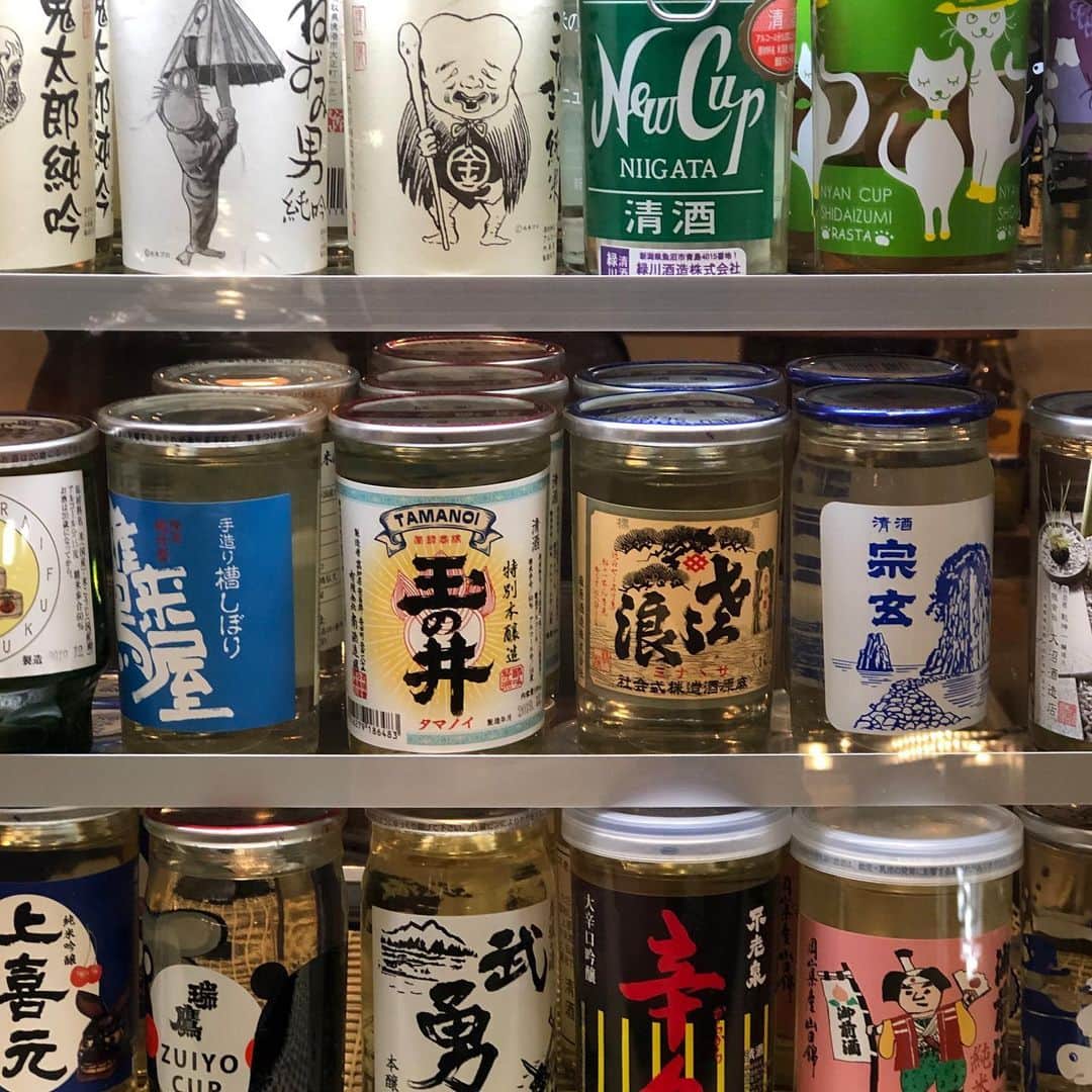 フィガロジャポンさんのインスタグラム写真 - (フィガロジャポンInstagram)「先日、浅草を散歩中に迷い込んだのが、頭上でミラーボールが回る立ち呑み屋さんmicro（ミクロ）。選りすぐりの日本酒🍶とワンカップとおでん🍢を昼間から楽しめて、骨董とレコードも売っています。菓子工房ルスルスの近くに昨年12月にオープン。編集 NS #浅草　#立ち呑み　#立ち飲み　#浅草ミクロ」2月14日 18時02分 - madamefigarojapon