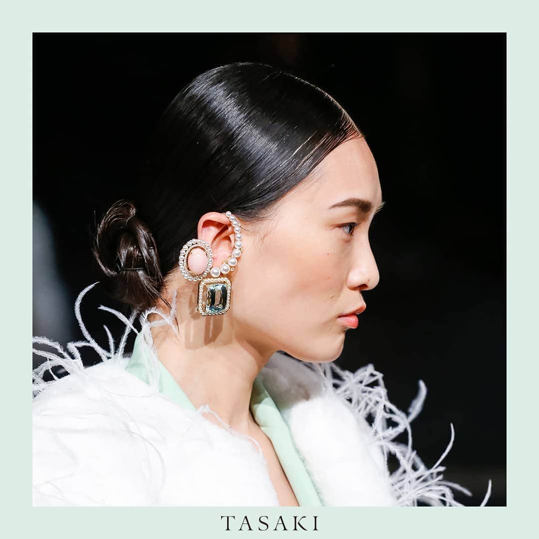 TASAKIさんのインスタグラム写真 - (TASAKIInstagram)「TASAKI unveiled exclusive high jewelleries from the TASAKI Atelier collection at Creative Director Prabal Gurung ( @prabalgurung )’s Fall 2020 show during New York Fashion Week.  Held on February 11th, the show featured exclusive TASAKI Atelier’s high-end jewelleries crafted with the finest pearls, diamonds and coloured stones, which imbued energetic and eclectic glamour.  The fashion collection was presented under the theme, “IMPOSSIBLE DREAMERS”. The jewellery he created included ornately structured earring variations with powerful beauty that illuminates the spirit of the wearer.  Photo Credit: LECCA  #TASAKI #newyorkfashionweek #nyfw #TASAKIAtelier #PrabalGurung #TASAKIpearl #pearl #earrings」2月14日 18時03分 - tasaki_intl