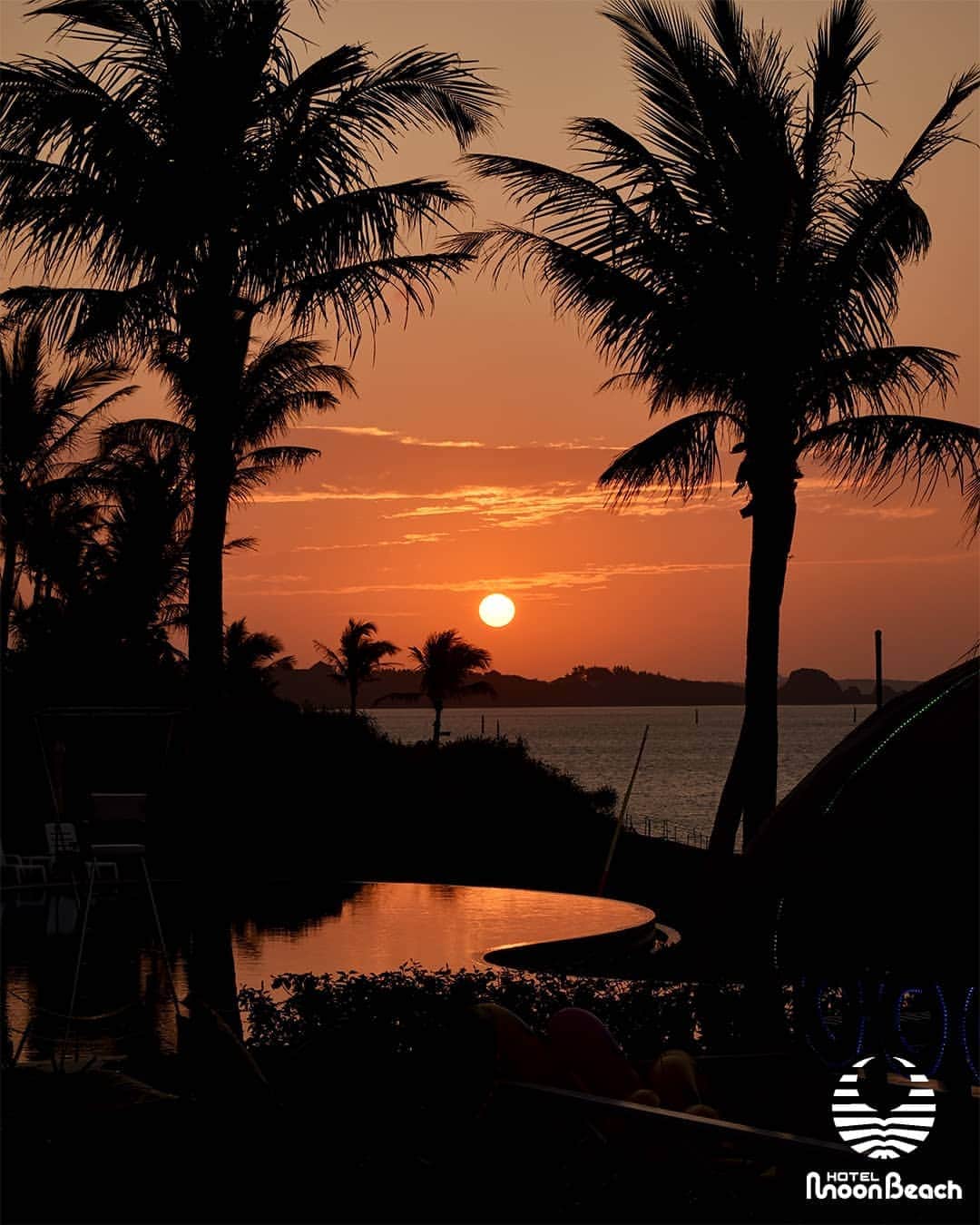 のインスタグラム：「おととい2月12日のサンセット。ムードのある、キレイなサンセットでした。Sunset 12Feb2020 #沖縄 #恩納村 #沖縄ホテル #沖縄リゾート #沖縄観光 #沖縄旅行 #沖縄ビーチ #インフィニティプール #沖縄好き #沖縄好きな人と繋がりたい #ホテルムーンビーチ #ムーンビーチ #ムーンビーチホテル #okinawa #onnason #okinawabeach #okinawahotel  #okinawatrip #okinawasunset #okinawalikes #okinawalabo #okinawa_life #hotelmoonbeach #moonbeach #moonbeachhotel #docomomo #japan #visitjapan #visitokinawa #okinawajapan」