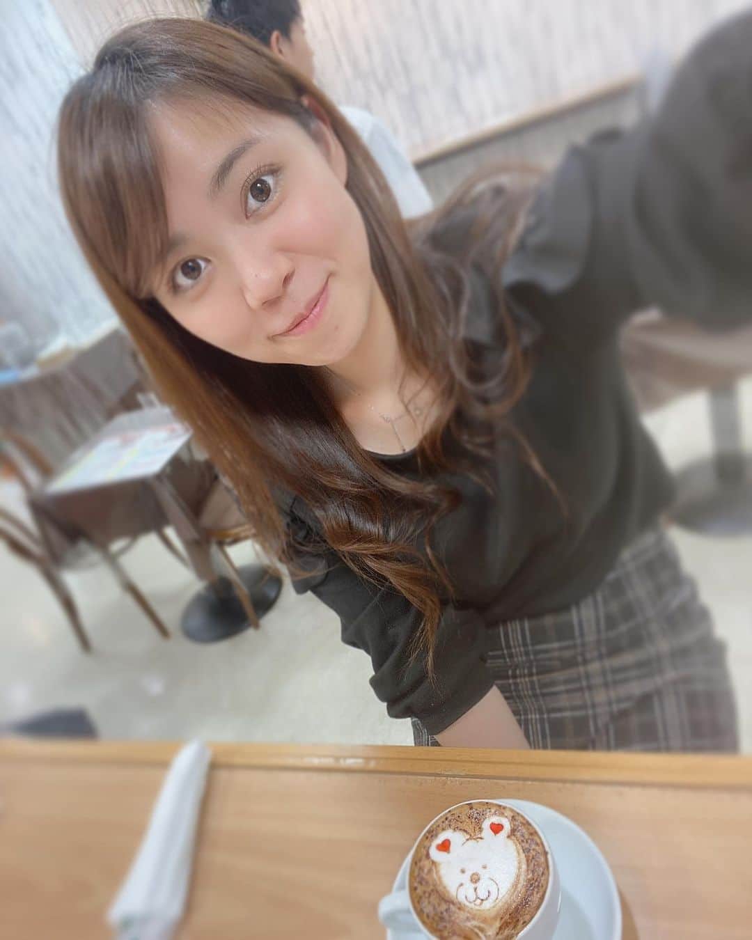 谷藤博美さんのインスタグラム写真 - (谷藤博美Instagram)「大好きな....カプチーノを求めて 丸井今井札幌店のサロンドゥショコラに行ってきました🥰  チョコレートは食べられないので #ご褒美チョコ　というキーワードは私とは無縁なのですが目的は  世界でもトップクラスのバリスタの #横山千尋　さんの一杯♫  前回別の催事で東京から北海道に来られた際に、カプチーノを飲みながらバスケ雑誌を読んでいた私に「バスケ好きなの？」と話しかけてくださったのですが...弾む弾むバスケトーク🏀🏀🏀名門の愛工大名電でバスケ経験者と言うことで、何時間盛り上がったかわかりません。  そんな横山さんのラテアートは本当に可愛くて心を癒してくれます💚本日最終回です。午後19時30分までラストオーダー！是非お時間がある方はオススメです♫  #まるいサロショ2020 #本日もとまらぬバスケトーク　#NBLとbjリーグ　#高校バスケ　#nba #強く見える色のユニフォームは何色かという議題　#楽しい　#美味しい　#谷藤博美　#アナウンサー」2月14日 18時11分 - tanifuji_63