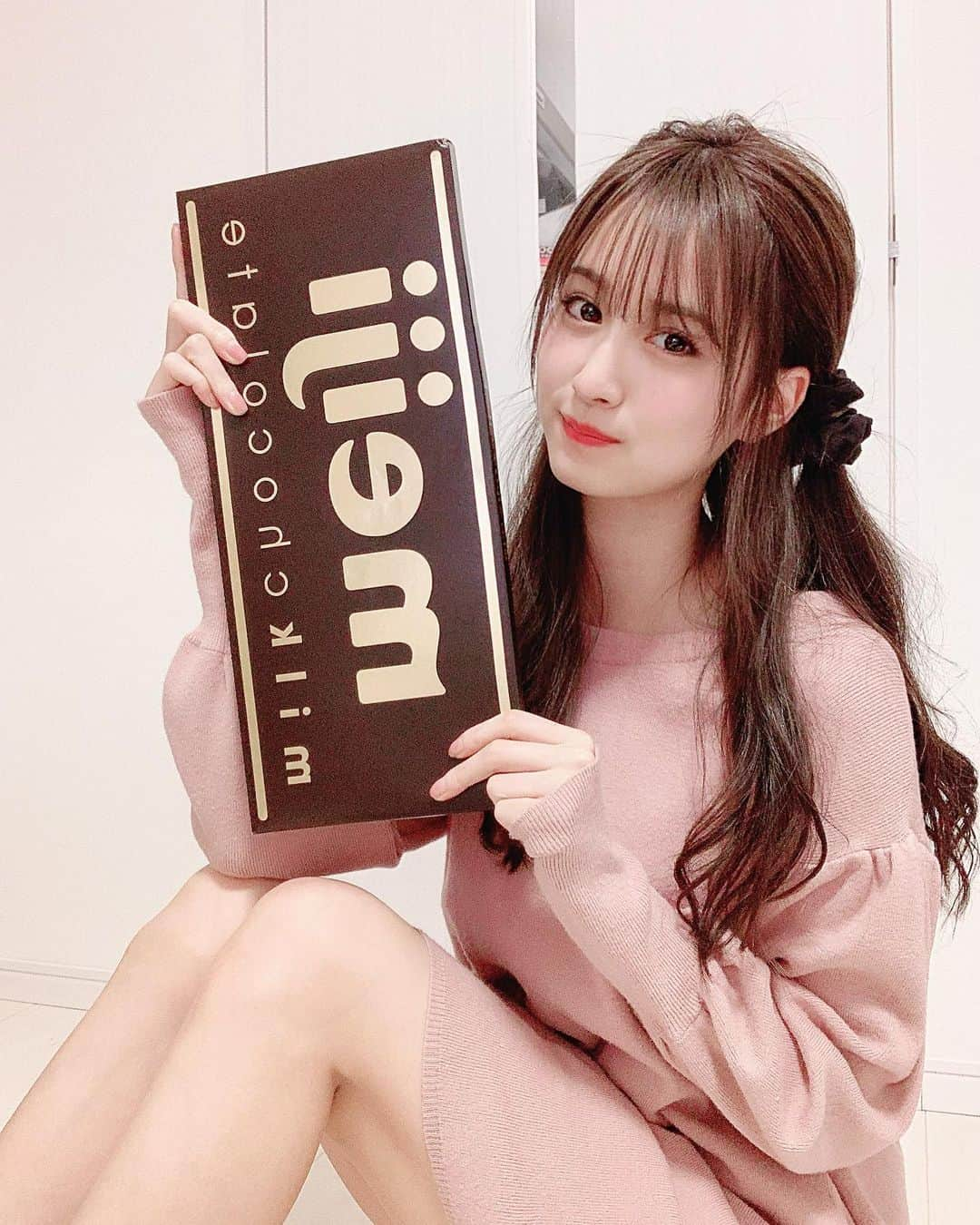 阿部菜渚美さんのインスタグラム写真 - (阿部菜渚美Instagram)「ドデカMeiji🍫Happy Valentine 皆さんはなにチョコがおすきですか☺︎ 学生の頃あげたかった人に渡しそびれ思い立って 自分で食べようとしたら思いきり線路に 落とした思い出はこの巨大Meijiに封印です🏋🏻‍♀️ ・ #バレンタイン #Valentine #チョコ #プレゼント #Meiji」2月14日 18時11分 - nanami_abe73