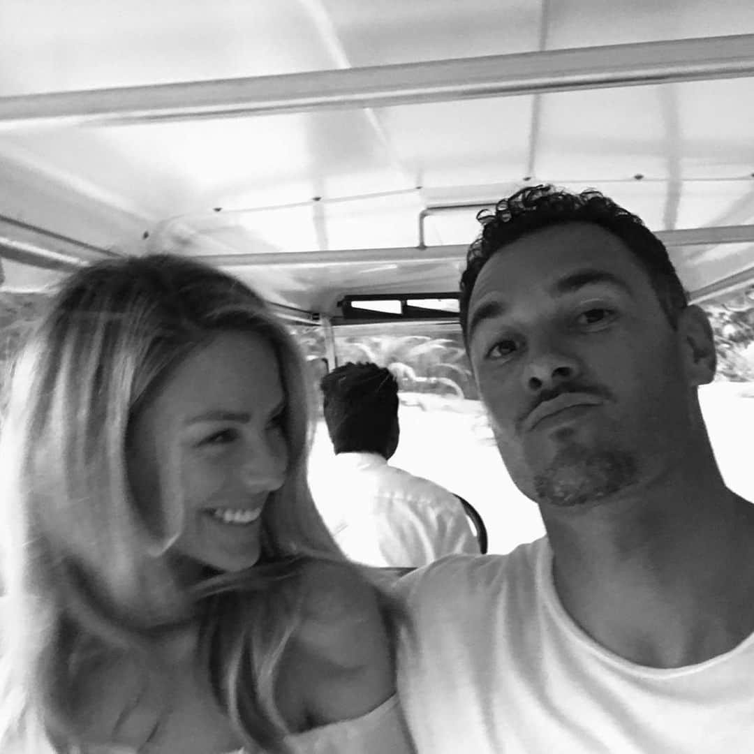 ジェニファー・ホーキンスのインスタグラム：「Vday is a little different this year!! Pizza and a movie will do me! ☺️😘 lv ya」
