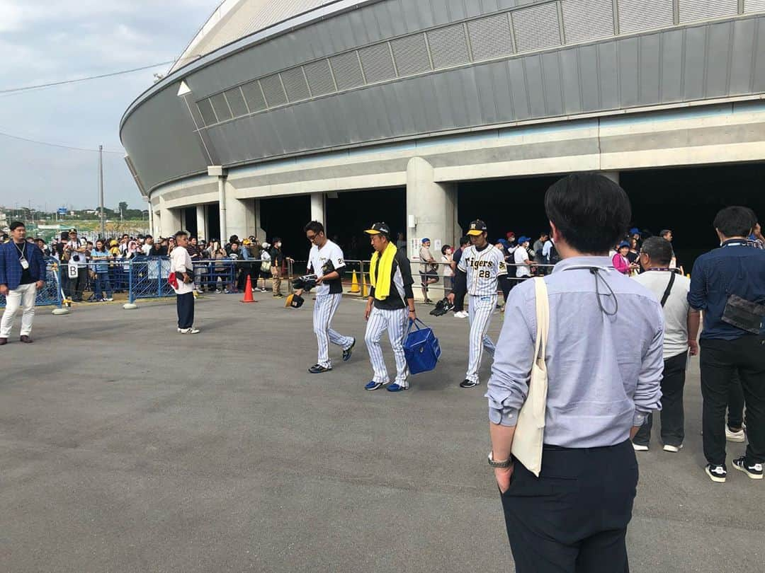 坂東亀三郎さんのインスタグラム写真 - (坂東亀三郎Instagram)「浦添が休養日だったので﻿ 他球団のキャンプを見学してきました。﻿ ﻿ 先ずは阪神タイガース。﻿ 宜野座のかりゆしホテルズボールパーク宜野座へ！﻿ ﻿ #春季キャンプ #彦キャン2020 #沖縄﻿ #歌舞伎 #音羽屋 #歌舞伎役者﻿ #彦三郎 #坂東彦三郎 #九代目﻿ #歌舞伎部 #otowayabando﻿ #歌舞伎大好き #KABUKI﻿ #彦さんぽ﻿ ﻿ コメントはお気軽に📝﻿ ランダムに返信しまっせ✍️」2月14日 18時19分 - otowayabando