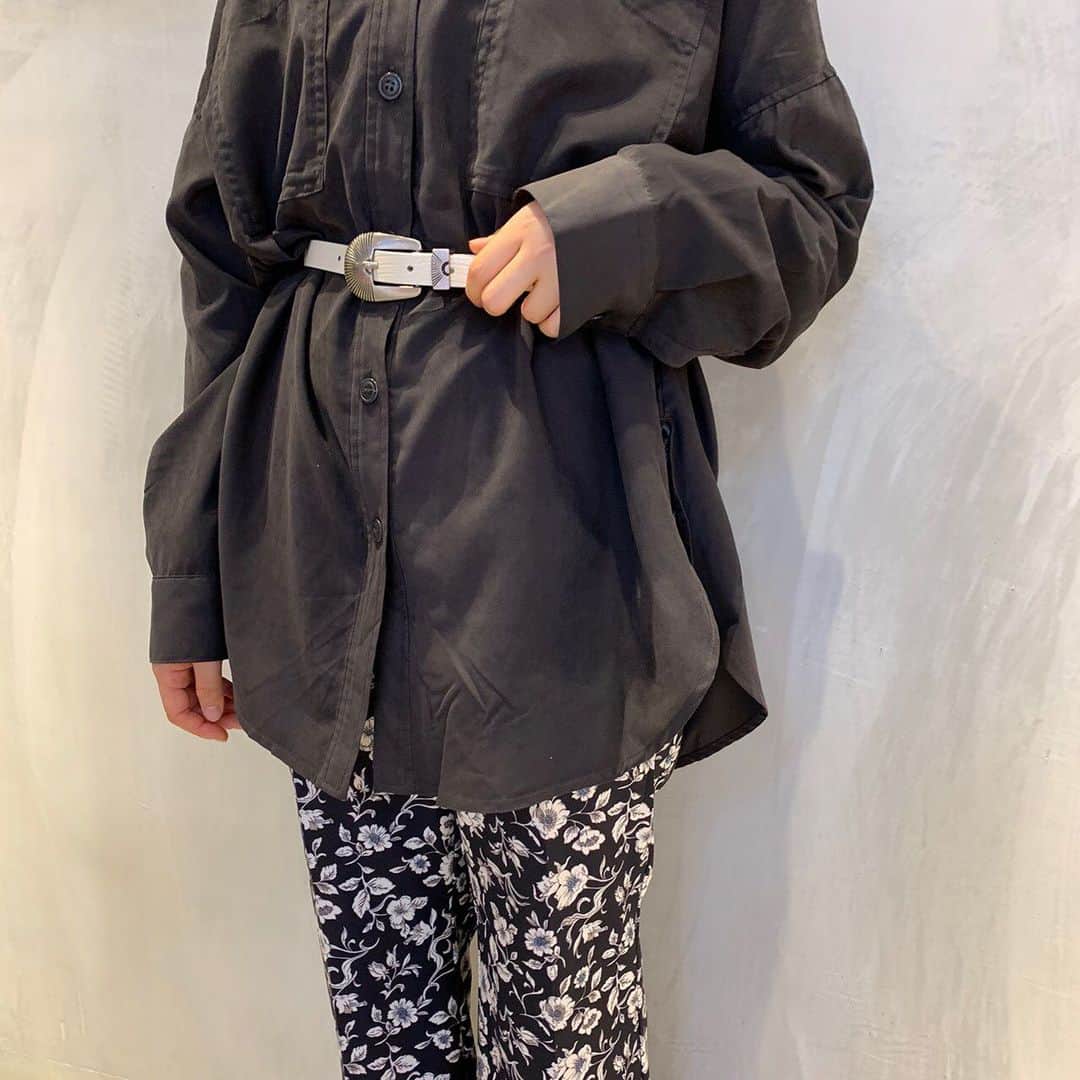 ペリエ千葉さんのインスタグラム写真 - (ペリエ千葉Instagram)「【ストリート2/ページボーイ】 . . 新作コーデのご紹介です👏 . . 毎シーズンPAGEBOYで 大人気のBIGシャツシリーズ✨ 微起毛加工が施されているので トレンドのくすみカラーが楽しめます❤️ かっこよく着たい方にはスタッフ着用の ブラックがおすすめです🤤 . . タートルカットPO / ¥2,900+tax ピーチツイルBIGシャツ / ¥4,900+tax ハナガラストレッチフレアPT / ¥5,900+tax モードローファー / ¥5,900+tax メタルバックルベルト / ¥2,500+tax . ぜひ参考にしてください︎☺︎ (staff 153cm) . 過去の投稿はこちら↓ #PBペリエ千葉店 . . #ペリエ #ペリエ千葉 #ペリエDS #千葉駅 #PAGEBOY #ページボーイ #2020SS_PAGEBOY #オンナマエ」2月14日 18時20分 - perie_chiba