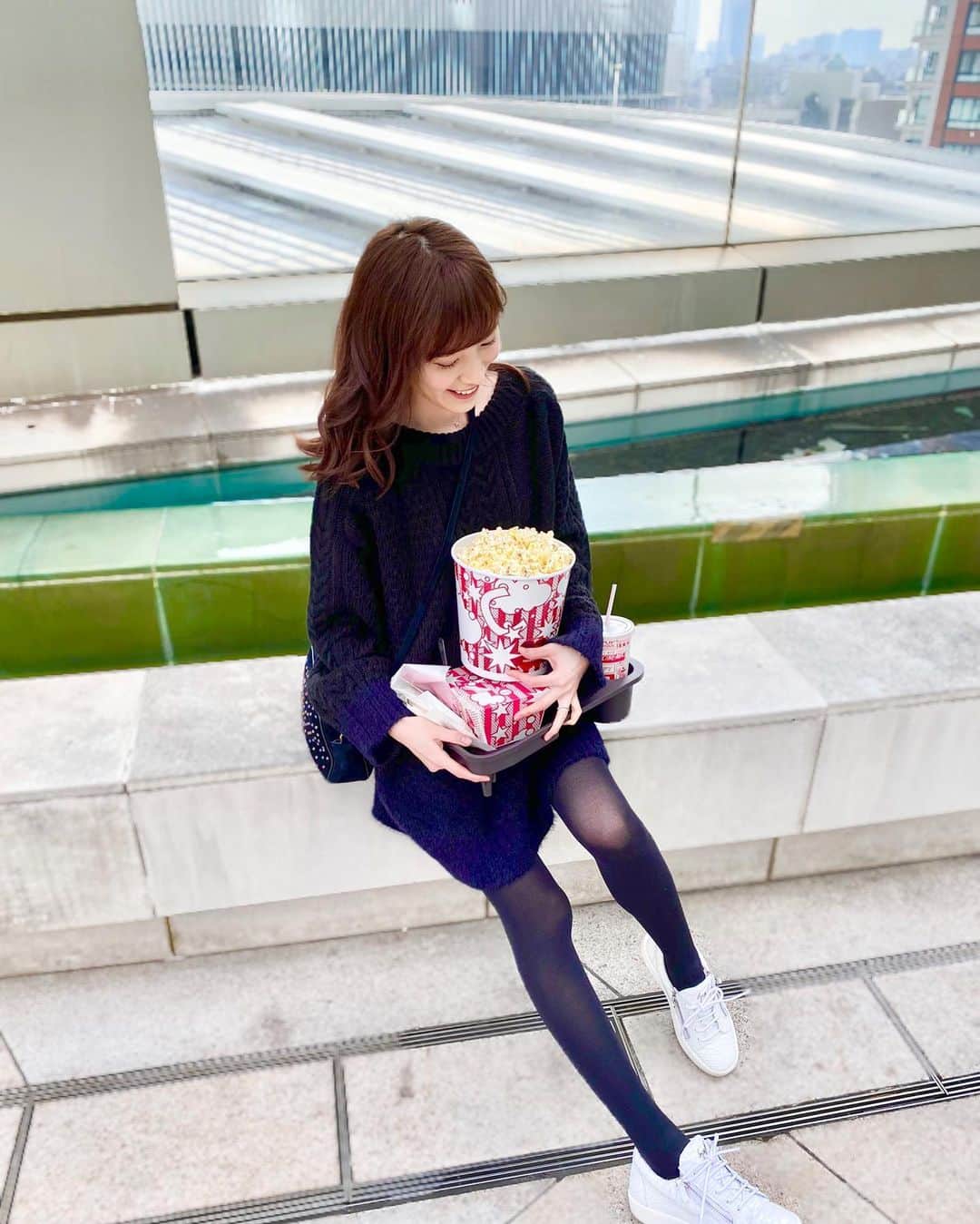 小林真由のインスタグラム：「⋆﻿ ⋆﻿ ひっさしぶりの映画！﻿ ﻿ アナ雪を観てきました🥺﻿ ハートフルでユーモアもあって﻿ まさに今観たかった映画✨﻿ ﻿ リフレッシュというほど﻿ 意外にものびのび観られなかったけど 笑、﻿ 愛すべきキャラクターたちに﻿ 癒されました〜☃️💓﻿ ﻿ #映画 #アナと雪の女王2 #アナと雪の女王 #アナ雪 #ディズニー #ポップコーン #ファッション #コーデ #ママコーデ #ママライフ #コーディネート  #映画を楽しみにしてたのか﻿ #それをポップコーンが上まるのか﻿ #毎回その話題になる🍿🎬」