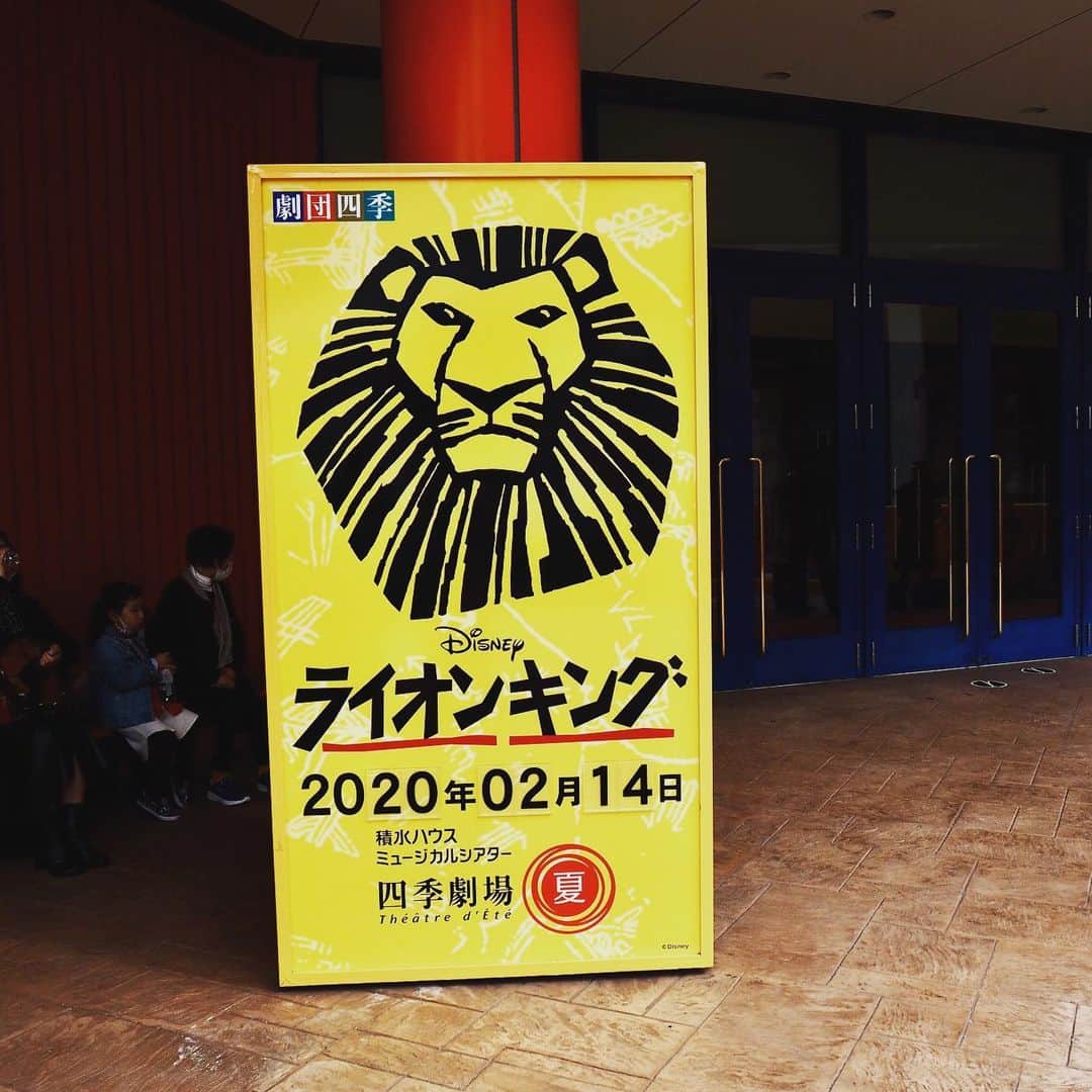 OZmall　東京体験（オズモール）さんのインスタグラム写真 - (OZmall　東京体験（オズモール）Instagram)「： 劇団四季『ライオンキング』 ． 人生で3度目のライオンキングを鑑賞…の前に、大井町にある専用劇場を公演前に見学させていただきました（特別に！）。青と橙のコントラストが印象的な「積水ハウスミュージカルシアター 四季劇場 ［夏］」は、2010年7月11日にオープン。こけら落としとしては『美女と野獣』が上演されました（観に行ったなぁ、もう一度観たい！）。残念ながらこちらは閉館が決まっていて、この劇場で🦁👑を観られるのもあと1年ほど。2021年4月からは新劇場「有明四季劇場」に場所を移して上演されることが決まっています。四季劇場［夏］は、舞台と観客席との距離が近いことでも有名で、動物たちの躍動感がより間近に感じられるのが魅力。🦒🦓🐅🦏🦅🐆たちが登場するオープニングは鳥肌ものです。ＯＺでのチケット販売は4〜5月公演分がラスト。閉館前にぜひ足を運んで、サバンナの世界に浸ってみてください。 ． #劇団四季 #専用劇場 #四季劇場 #夏 #劇団四季ライオンキング #lionking #disney #ミュージカル #musical #サバンナ #動物 #命 #サークルオブライフ #ハクナマタタ の #合言葉 に元気をもらえる #ozmall の販売は #4月 #5月 #春 が最後！ #フレンチーナ品川店 or #thedadbod品川店 の #ディナー 付きが嬉しい」2月14日 18時25分 - ozmall_entertainment