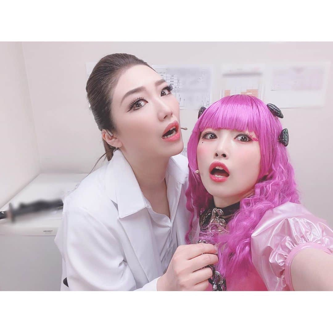 香音有希さんのインスタグラム写真 - (香音有希Instagram)「#ハニステ #舞台キューティーハニー 🍯思い出写真(自分の萌えの為w) . ①ラブリーハニー、平塚日菜ちゃん ②サイバーハニー、鹿目凛ちゃん ③スウィーツハニー、西葉瑞希ちゃん ④ジャンパーハニー、佐藤日向ちゃん . 可愛く頼もしいハニーの仲間、新型ハニー達☺️癒しを有難う❤️ ラブリーハニーひなちゃんは素顔がゆうみ#咲妃みゆ に凄く似ていて..これがまた声も雰囲気も似てるんですよ✨思わず話しかけたら以前共演したOGさんにもゆうみに似てると言われて2人目だと‼︎‼︎ﾔｯﾊﾟﾘｿｳﾖﾈ(//∇//) 可愛いひなちゃん19歳.皆さん是非注目して下さい😍 . . ⑤如月一家のかつての幸せな日常☺️ メイドクローのりも#長谷川里桃 なんてスタイルなんだ‼︎‼︎そして声も可愛い。可愛いばっかゆってるな、私🤣 ⑥舞台上ではメッタメタに斬られましたが安心信頼100%のせな#堀越せな 共演しててもなかなかお芝居一緒にできなかったせな。今回は楽しく闘わせて頂き毎日嬉しかったです☺️ ⑦美しきヒールズの首領パンサーゾラこと#舞川みやこ　みやこのこの髪型が好き過ぎて普段からコレにする事を強く薦めてます。笑 ⑧そしてパンサーゾラのご友人達。美しく魅力的なヒールズ達✨ 悪役も皆可愛く魅力的。どっち側の目線に立ってみてもストーリーが楽しめるなぁと思ってました。 ⑨皆大好き、イケメンイケボ早見蒼ことてるちん#生田輝 てるちゃんの声は本当に明るくて皆を知らず知らずに元気づけてくれてました。アドバイスも的確でしっかり者。 ⑩そしてそして 殺陣も芝居も歌もダンスも何でもござれ‼1番しんどいだろうにいつも明るく元気な︎最強のアンサンブル#ハニサンブル　本当に何もかも有難う❤️ . . 強くて麗しい女の子たちオンリーの舞台☺️❤️ 2.3日前なのにもう懐かしく嬉しい、 思い出し写真でした✨ #如月博士 #香音有希」2月14日 18時35分 - kaonyuki_yukako