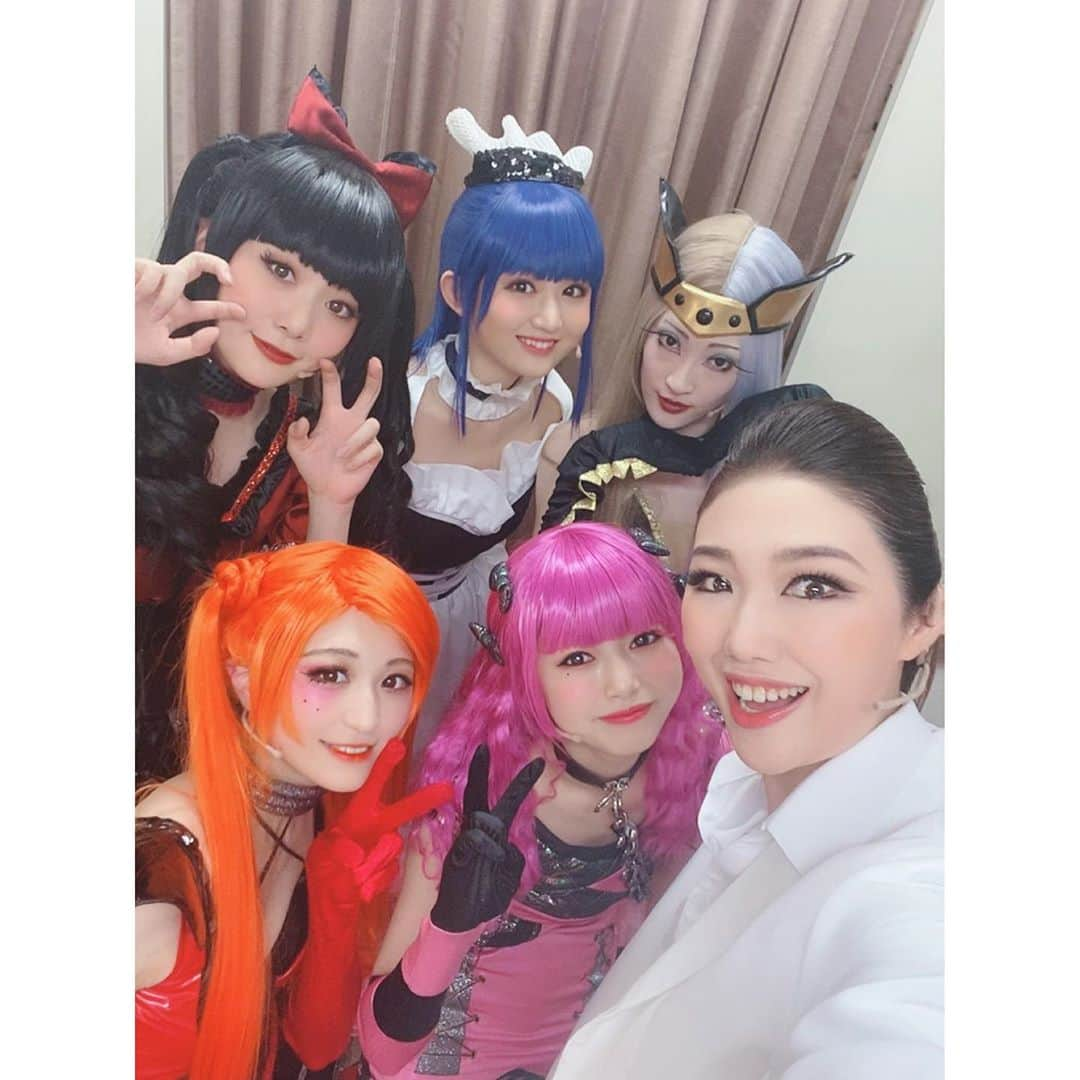 香音有希さんのインスタグラム写真 - (香音有希Instagram)「#ハニステ #舞台キューティーハニー 🍯思い出写真(自分の萌えの為w) . ①ラブリーハニー、平塚日菜ちゃん ②サイバーハニー、鹿目凛ちゃん ③スウィーツハニー、西葉瑞希ちゃん ④ジャンパーハニー、佐藤日向ちゃん . 可愛く頼もしいハニーの仲間、新型ハニー達☺️癒しを有難う❤️ ラブリーハニーひなちゃんは素顔がゆうみ#咲妃みゆ に凄く似ていて..これがまた声も雰囲気も似てるんですよ✨思わず話しかけたら以前共演したOGさんにもゆうみに似てると言われて2人目だと‼︎‼︎ﾔｯﾊﾟﾘｿｳﾖﾈ(//∇//) 可愛いひなちゃん19歳.皆さん是非注目して下さい😍 . . ⑤如月一家のかつての幸せな日常☺️ メイドクローのりも#長谷川里桃 なんてスタイルなんだ‼︎‼︎そして声も可愛い。可愛いばっかゆってるな、私🤣 ⑥舞台上ではメッタメタに斬られましたが安心信頼100%のせな#堀越せな 共演しててもなかなかお芝居一緒にできなかったせな。今回は楽しく闘わせて頂き毎日嬉しかったです☺️ ⑦美しきヒールズの首領パンサーゾラこと#舞川みやこ　みやこのこの髪型が好き過ぎて普段からコレにする事を強く薦めてます。笑 ⑧そしてパンサーゾラのご友人達。美しく魅力的なヒールズ達✨ 悪役も皆可愛く魅力的。どっち側の目線に立ってみてもストーリーが楽しめるなぁと思ってました。 ⑨皆大好き、イケメンイケボ早見蒼ことてるちん#生田輝 てるちゃんの声は本当に明るくて皆を知らず知らずに元気づけてくれてました。アドバイスも的確でしっかり者。 ⑩そしてそして 殺陣も芝居も歌もダンスも何でもござれ‼1番しんどいだろうにいつも明るく元気な︎最強のアンサンブル#ハニサンブル　本当に何もかも有難う❤️ . . 強くて麗しい女の子たちオンリーの舞台☺️❤️ 2.3日前なのにもう懐かしく嬉しい、 思い出し写真でした✨ #如月博士 #香音有希」2月14日 18時35分 - kaonyuki_yukako