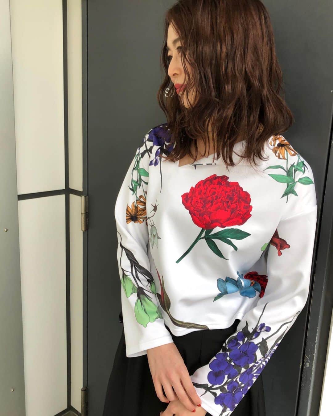 のインスタグラム：「2月15(金) NEW ARRIVAL ♥ ・ ・ AMANDA SLIT NECK TOP NVY / WHT ¥14,800 (+tax) ・ ・ #ameri #amerivintage #アメリ #アメリヴィンテージ #tops トップス #花柄 #SS #spring #shinjuku #lumine2 #ameri新宿」