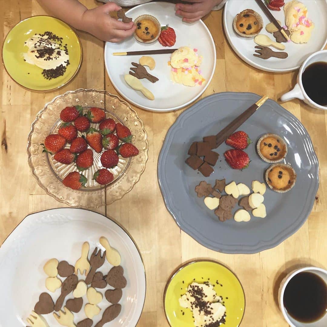 のインスタグラム：「Happy Valentine🍫❤︎﻿ ﻿ ゆずとりっちゃんで頑張って﻿ クッキーとミニマフィン作り ♪﻿ ﻿ #バレンタイン﻿ #お菓子作り﻿ #男の子ママ﻿ #男の子ベビー﻿ #2歳7ヶ月 ﻿ #関東ママ﻿ #2歳差兄弟」