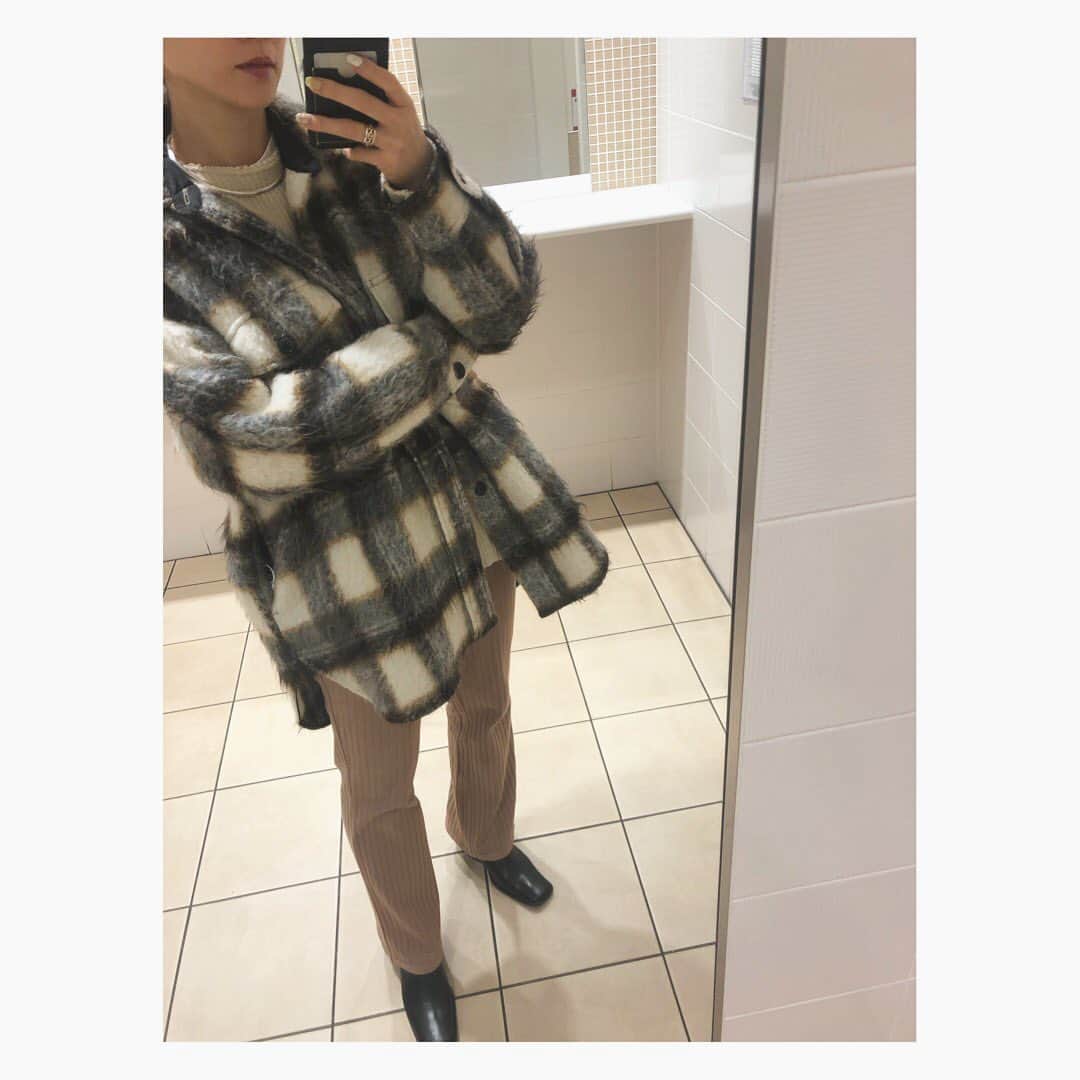 野尻美穂のインスタグラム：「このリブパンツ、ハイウエストに出来てるのと、ストレッチのおかげでほーんとに楽です。もう1セットづつ買うかな🤤🧡コスパの素晴らしさよ👏  膝が抜けますか？という質問をよくいただくのですが、こういった素材のリブパンツは抜けやすいです。なのでこまめに洗う、何回もそのまま履かないのがポイント！膝の曲げ伸ばしでどうしても生地は伸びてしまいます。そのままにしておくと伸びた部分も戻りにくくなります！（個人差あると思いますが参考までに！ #mihonano #私はMサイズ」