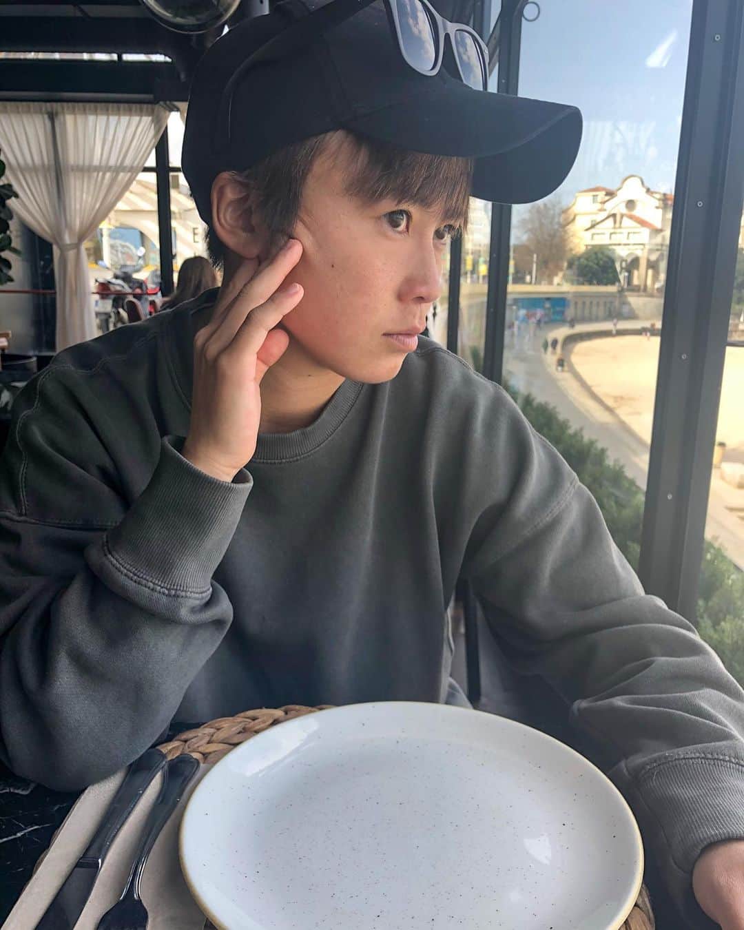 山本摩也のインスタグラム：「.﻿ ﻿ かっこつけ。🧢🕶🍽🐠﻿ ﻿」