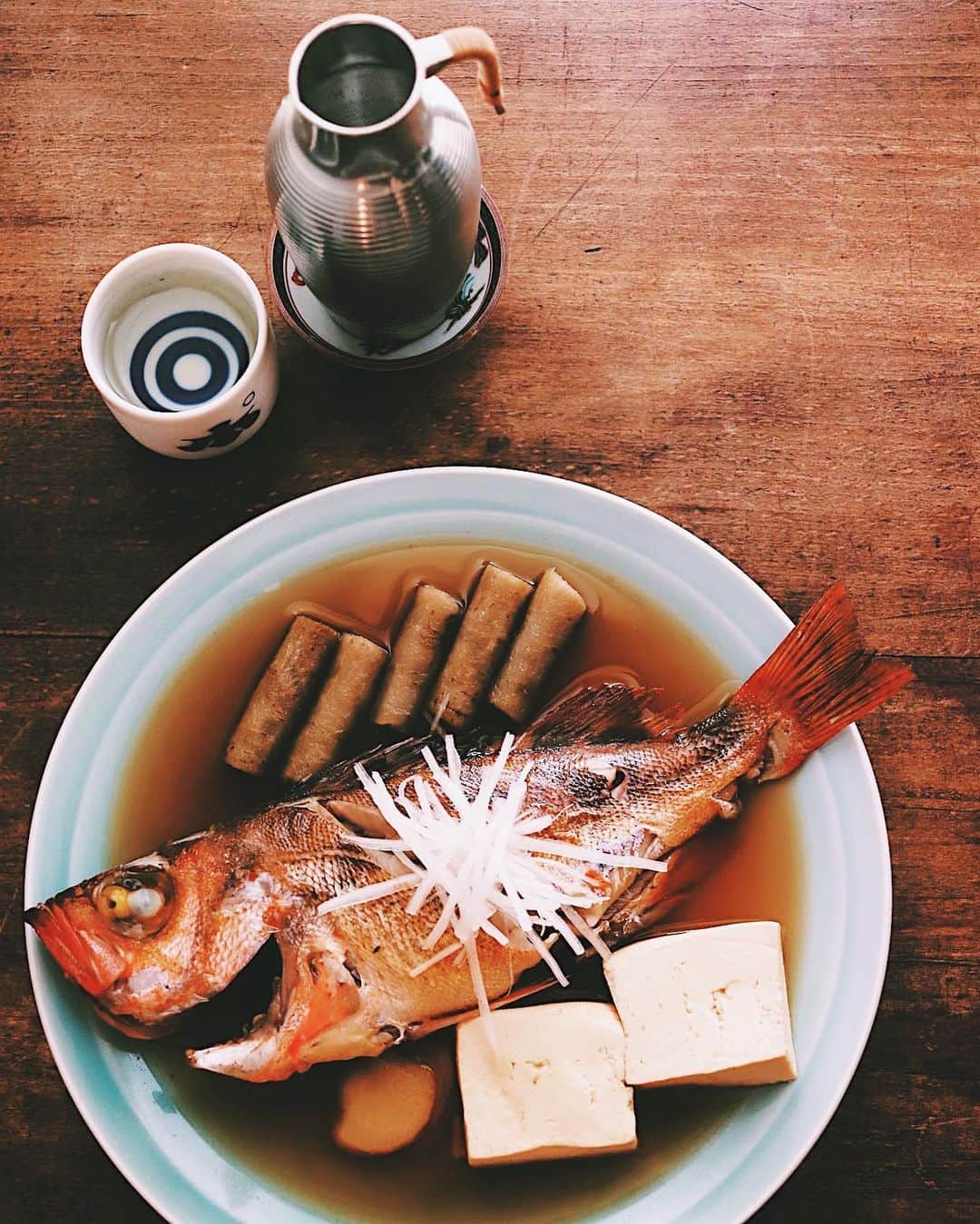 樋口正樹さんのインスタグラム写真 - (樋口正樹Instagram)「mebaru nitsuke . 煮魚と熱燗で晩酌。 メバルの煮付けは 控えめな味付けで、 一緒に煮た豆腐と ゴボウも美味しい。 今週もお疲れさま。 . . #酒の肴 #魚が食べたい #メバルの煮付け #煮付け #煮魚 #メバル #家飲み #晩酌 #晩酌セット #nitsuke #mebaru #mebarunitsuke #boiledfish #Japanesefoods #Japanesefood #japanesefoodporn #washoku #mebarunitsuke」2月14日 18時46分 - higuccini